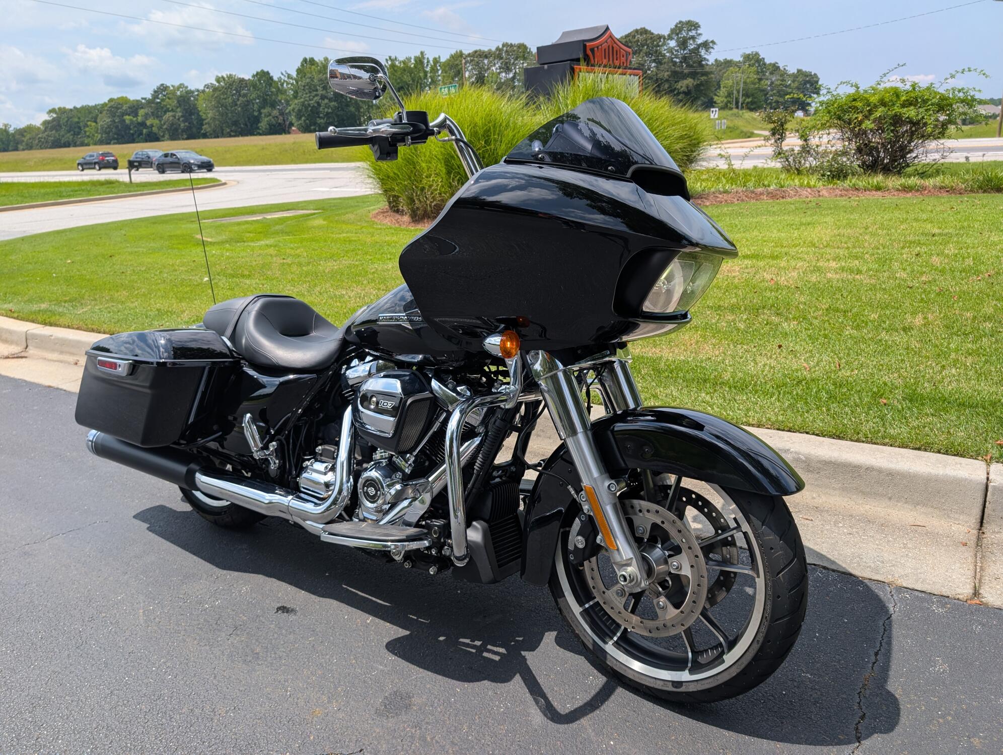 2021 Harley-Davidson® Road Glide® Vivid Black, photo 2