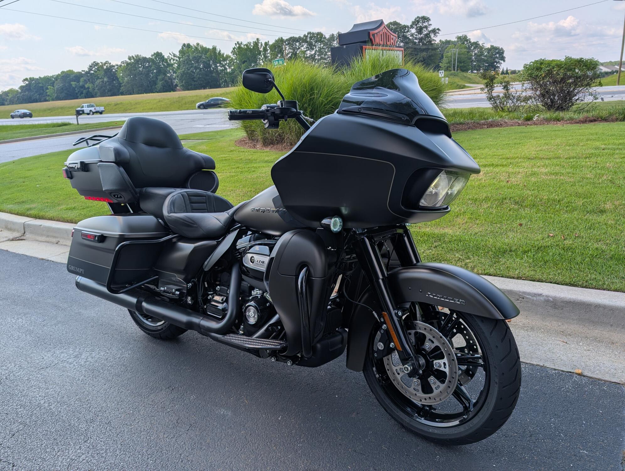 2021 Harley-Davidson® Road Glide® Limited River Rock Gray Denim/Black Denim - Black Finish, photo 2