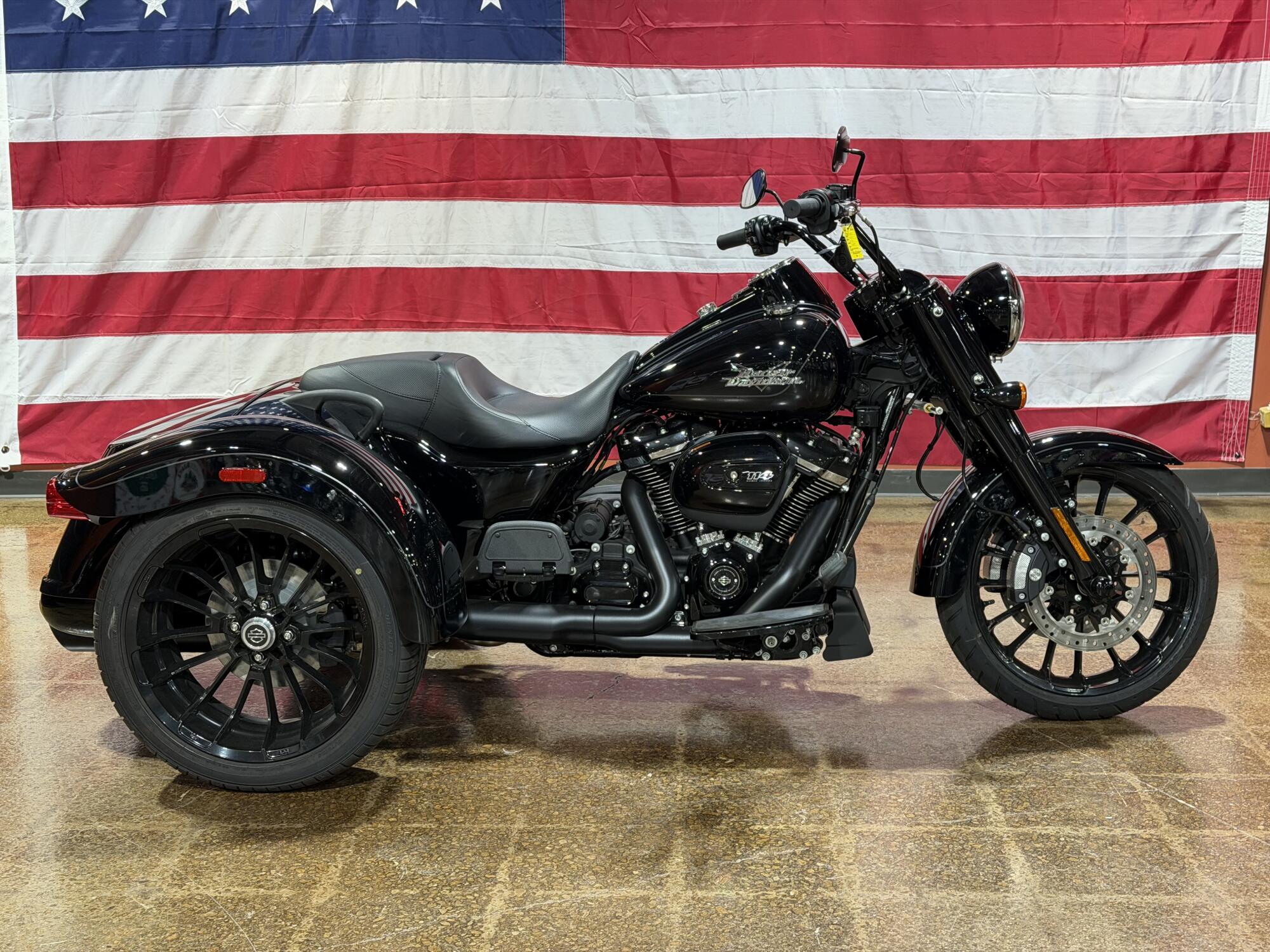 Harley-Davidson® Freewheeler™ 2024 FLRT VIVID BLACK W/ PINSTRIPE