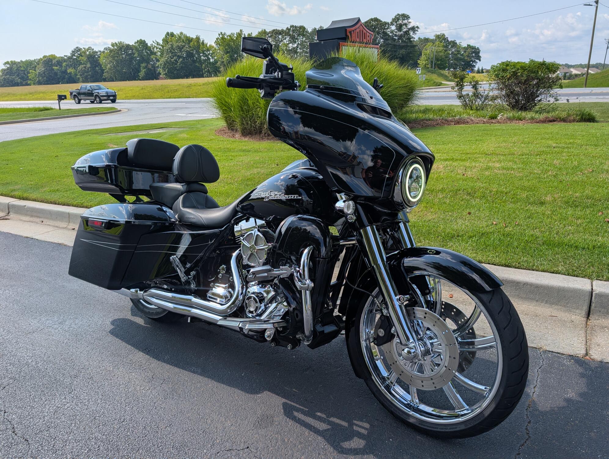 2016 Harley-Davidson® Street Glide® Special, photo 2