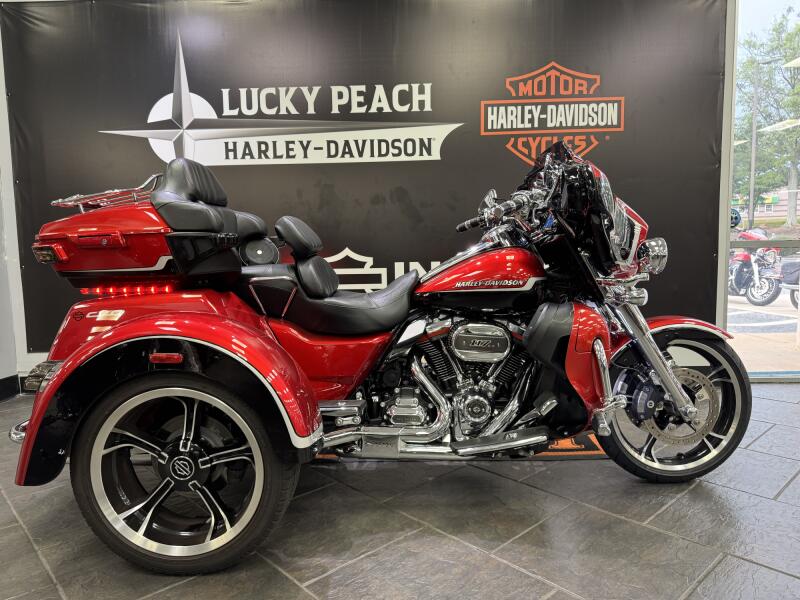 2021 Harley-Davidson® CVO™ Tri Glide® Sunset Orange & Sunset Black