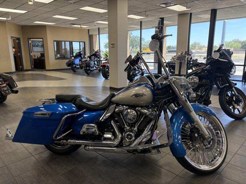 2018 Harley-Davidson® Road King® Electric Blue/Silver Fortune