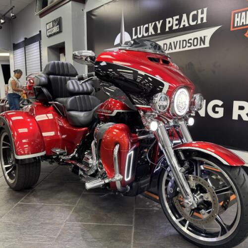 2021 Harley-Davidson® CVO™ Tri Glide® Sunset Orange & Sunset Black thumb 2