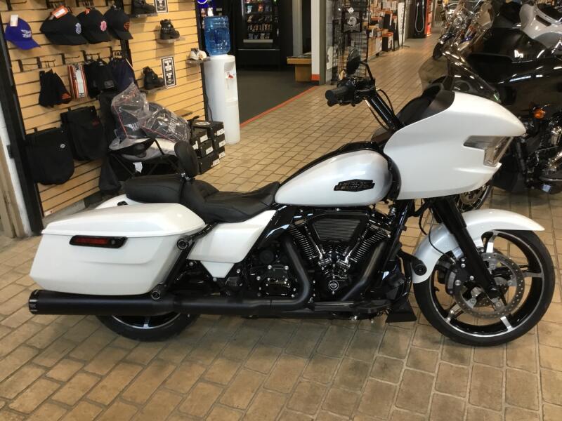 2024 Harley-Davidson® Road Glide® White Onyx Pearl - Black Finish- LOADED!! 