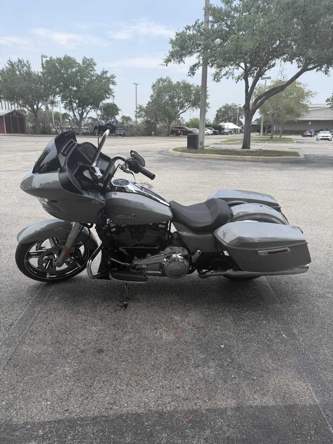 2025 Harley-Davidson® Road Glide® Billiard Gray, photo 6