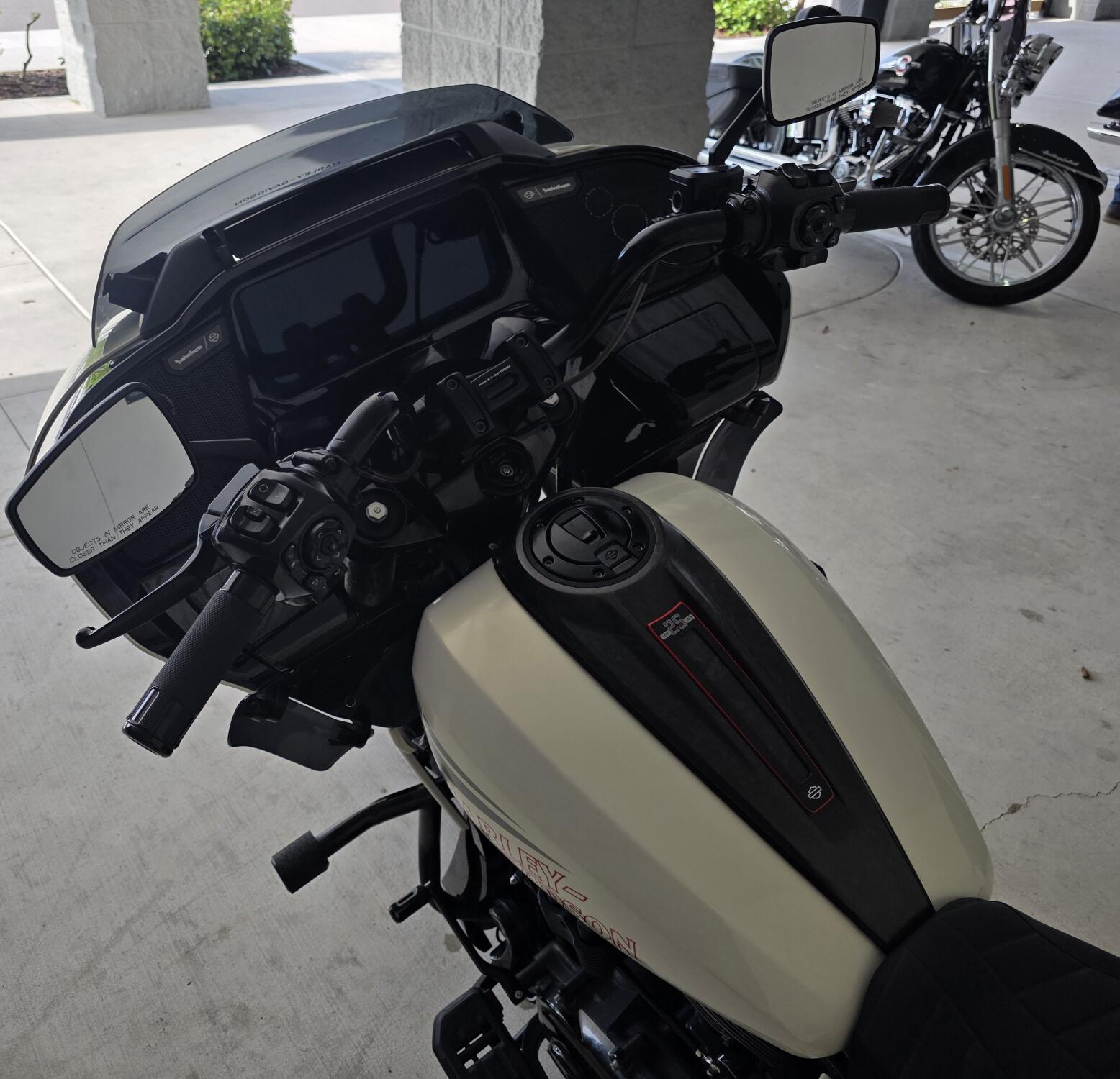 2024 Harley-Davidson® CVO™ Road Glide® ST Golden White Pearl, photo 12