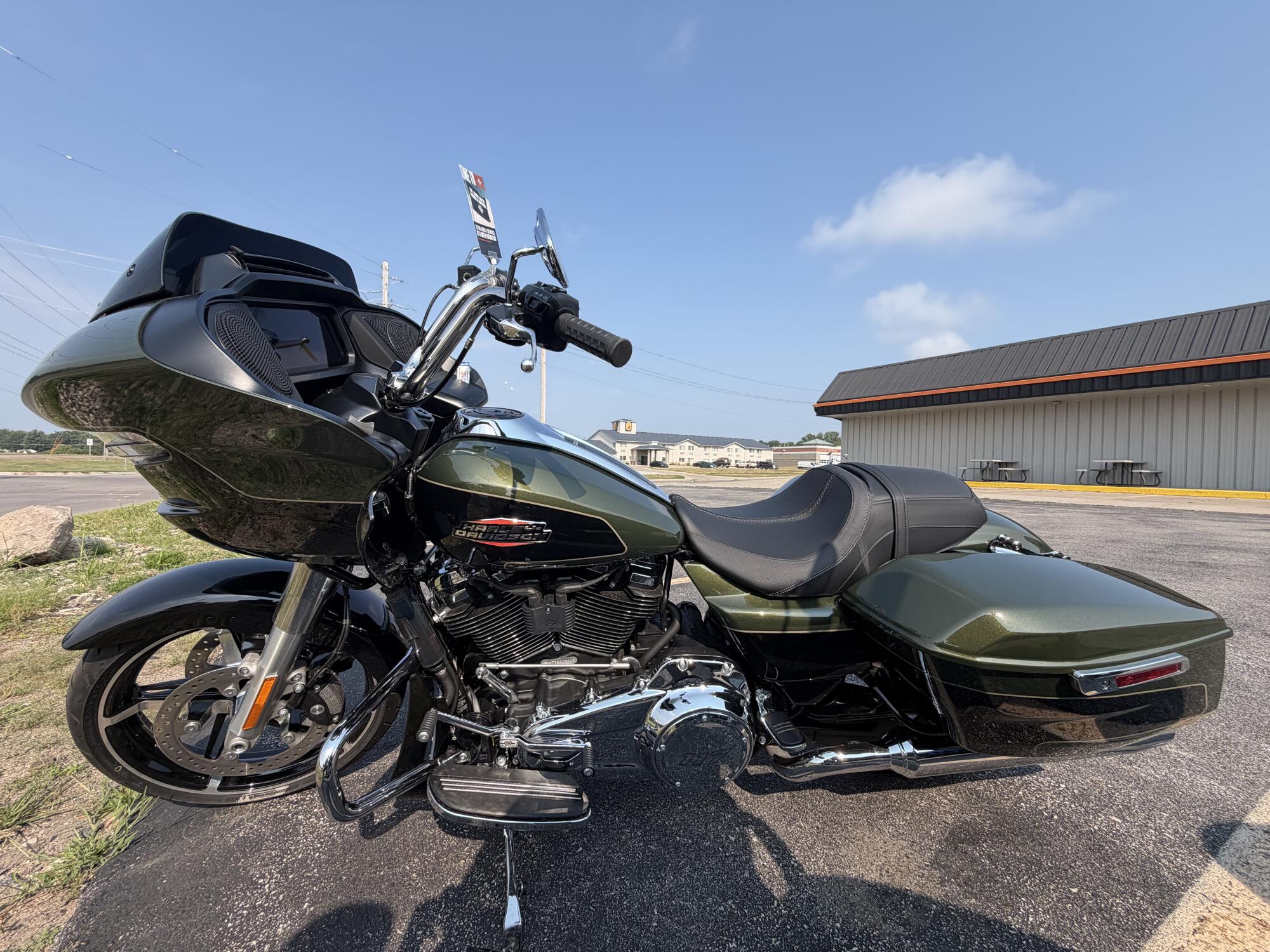 2026 Harley-Davidson® Road Glide® OLIV STL MTL/BLK W/ PINSTRI, photo 3
