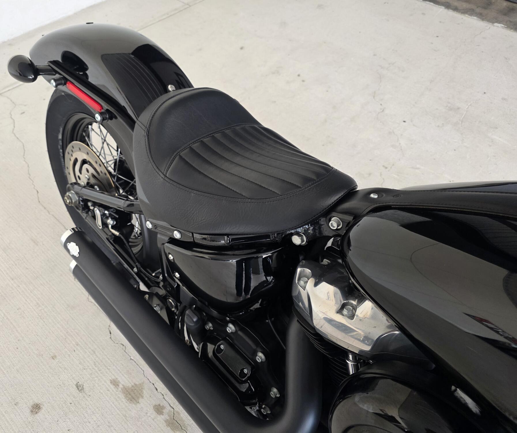 2020 Harley-Davidson® Softail Slim® Vivid Black, photo 6