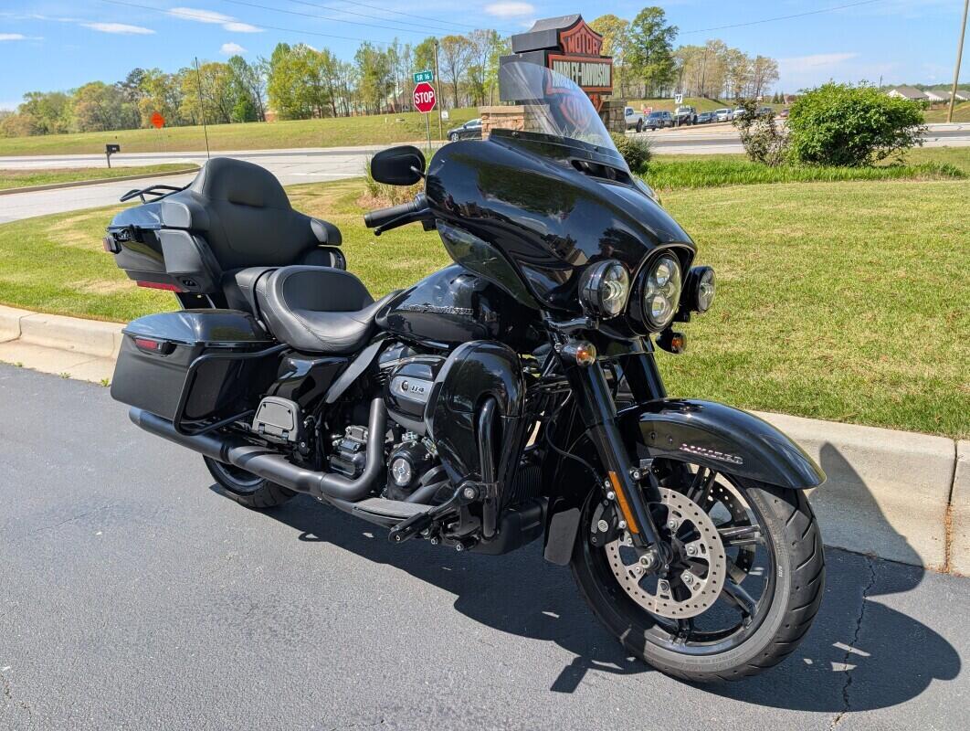 2022 Harley-Davidson® Ultra Limited Vivid Black - Black Finish, photo 2