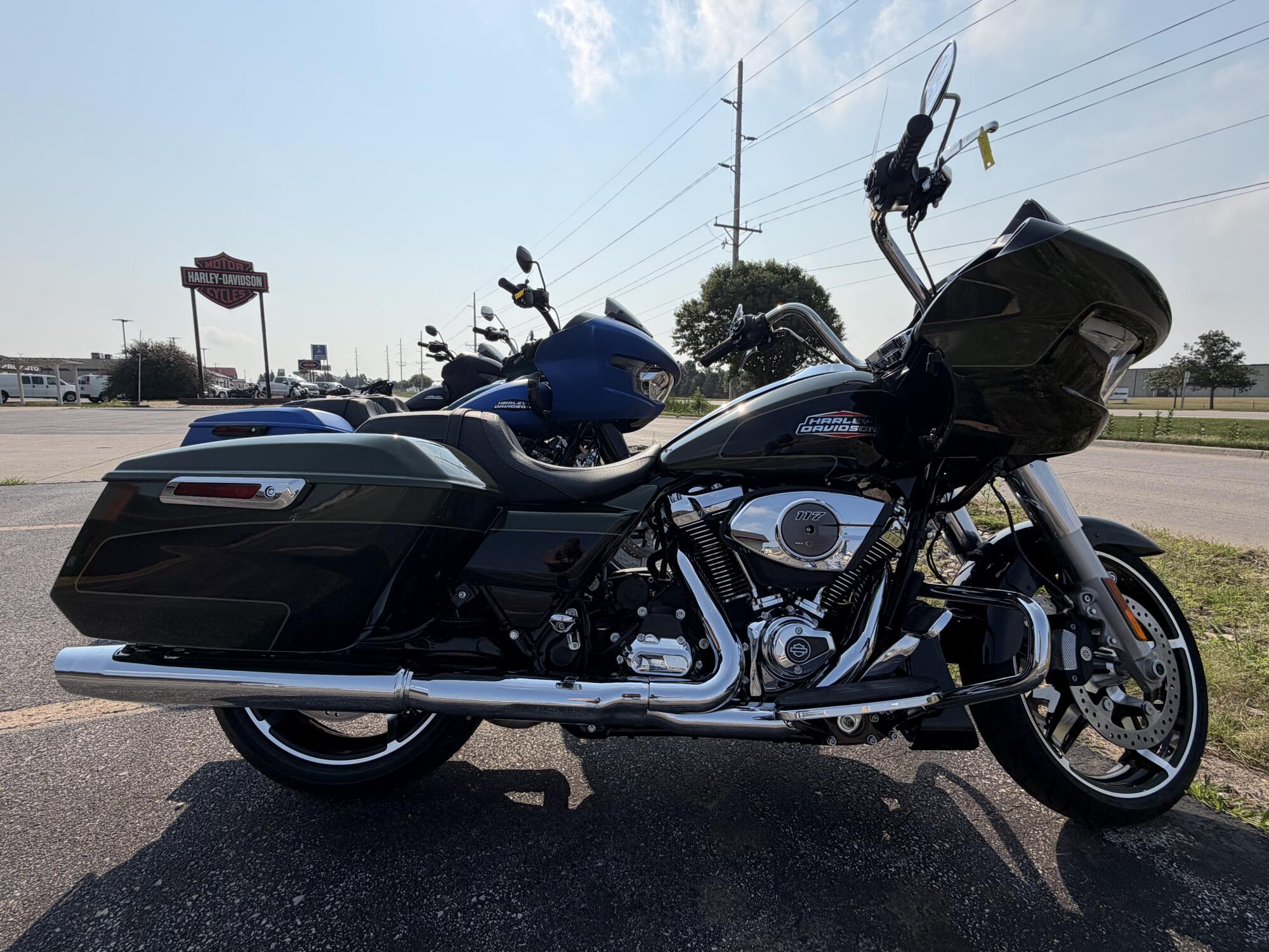 2026 Harley-Davidson® Road Glide® OLIV STL MTL/BLK W/ PINSTRI, photo 2