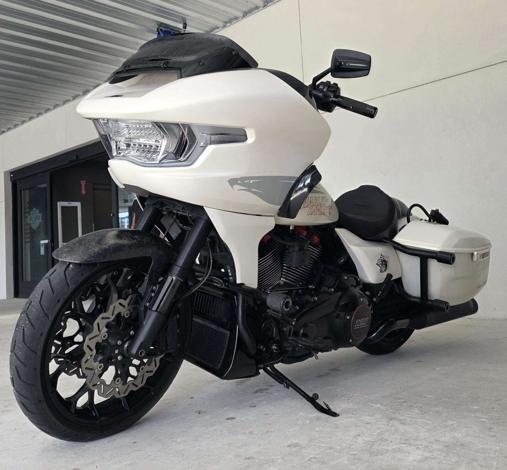 2024 Harley-Davidson® CVO™ Road Glide® ST Golden White Pearl, photo 10