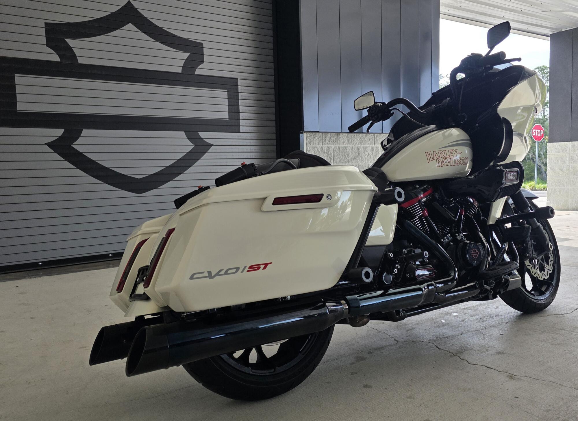 2024 Harley-Davidson® CVO™ Road Glide® ST Golden White Pearl, photo 8