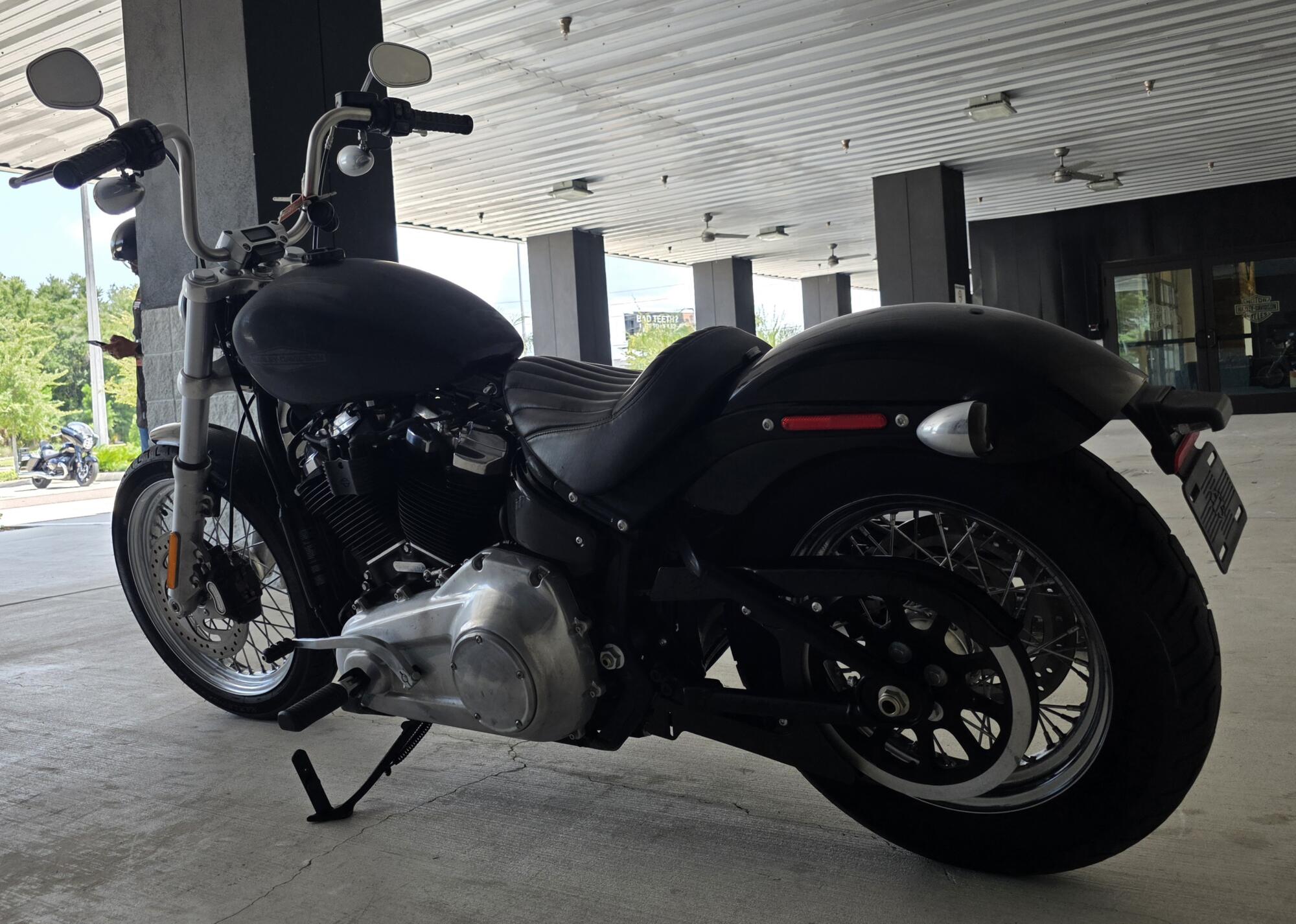 2021 Harley-Davidson® Softail Standard® Vivid Black, photo 9