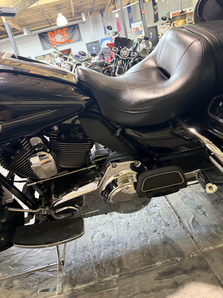 2011 Harley-Davidson® Electra Glide® Ultra Classic® No Gimmicks, No Hidden Fees, photo 12