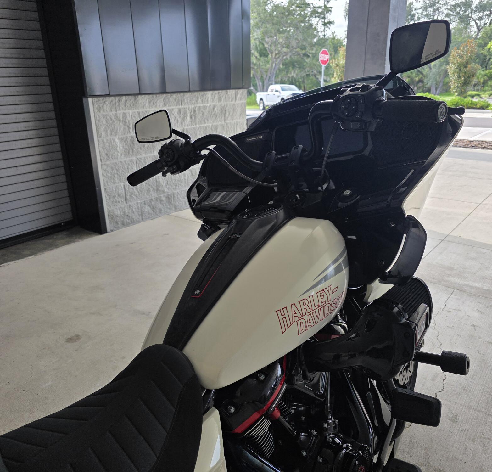 2024 Harley-Davidson® CVO™ Road Glide® ST Golden White Pearl, photo 7