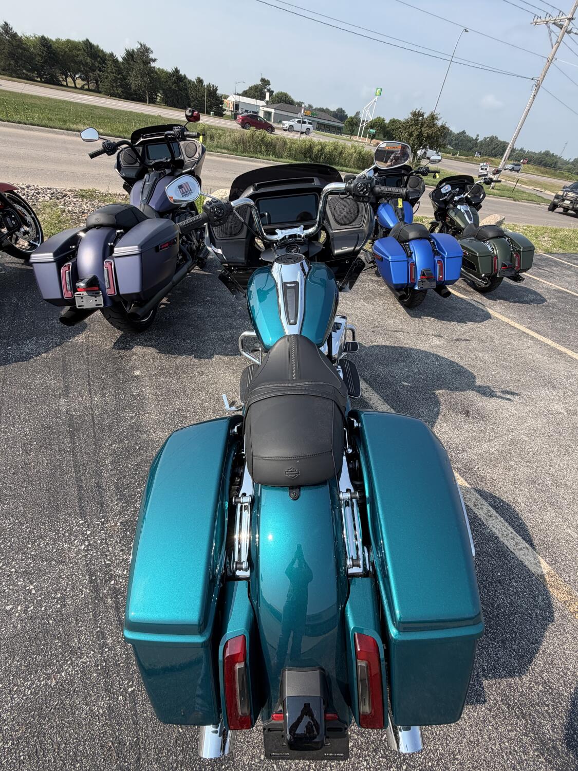 2026 Harley-Davidson® Road Glide® Teal Thunder / Vivid Black Chrome Trim, photo 3