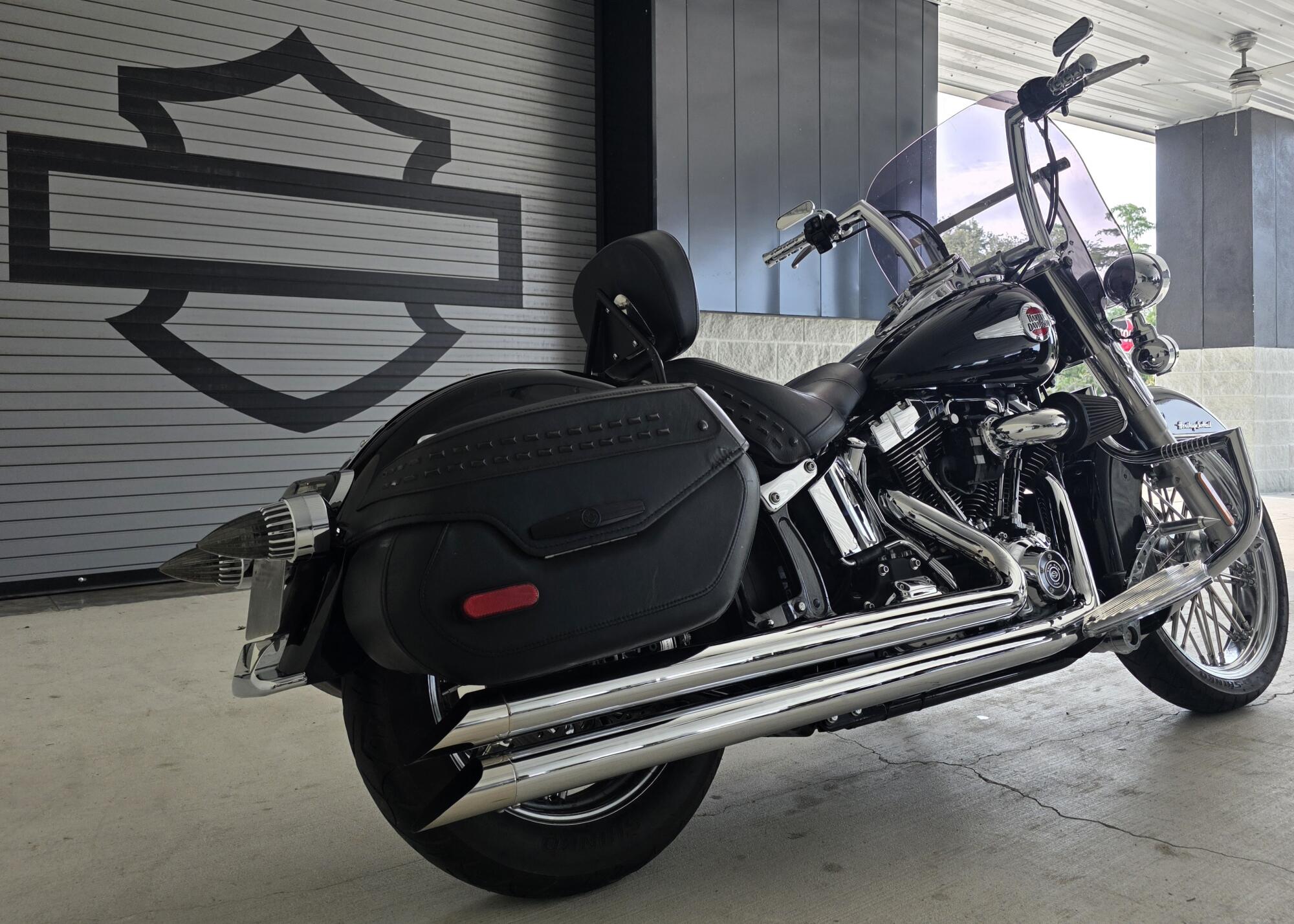 2017 Harley-Davidson® Heritage Softail® Classic Vivid Black, photo 9