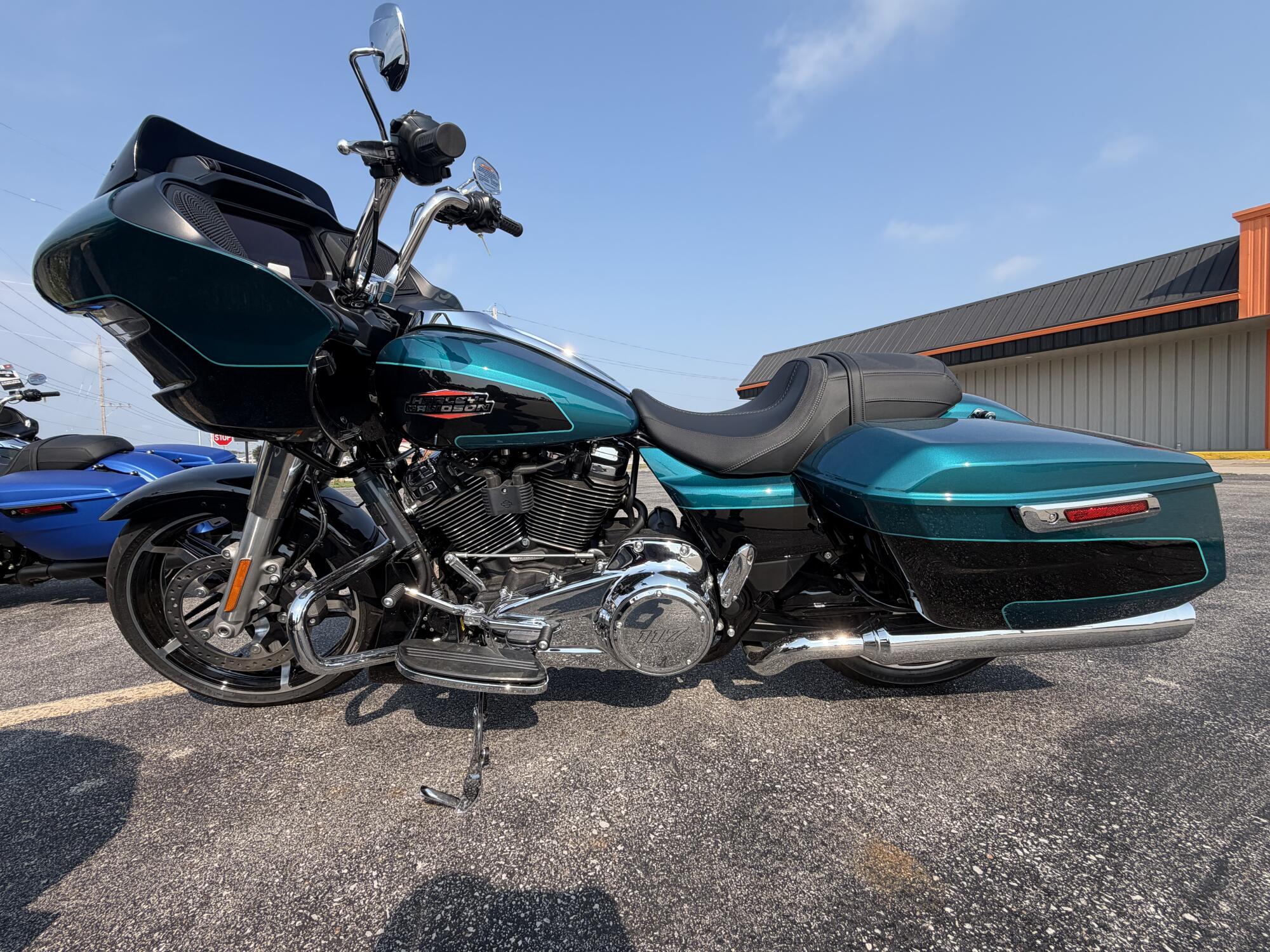 2026 Harley-Davidson® Road Glide® Teal Thunder / Vivid Black Chrome Trim, photo 2