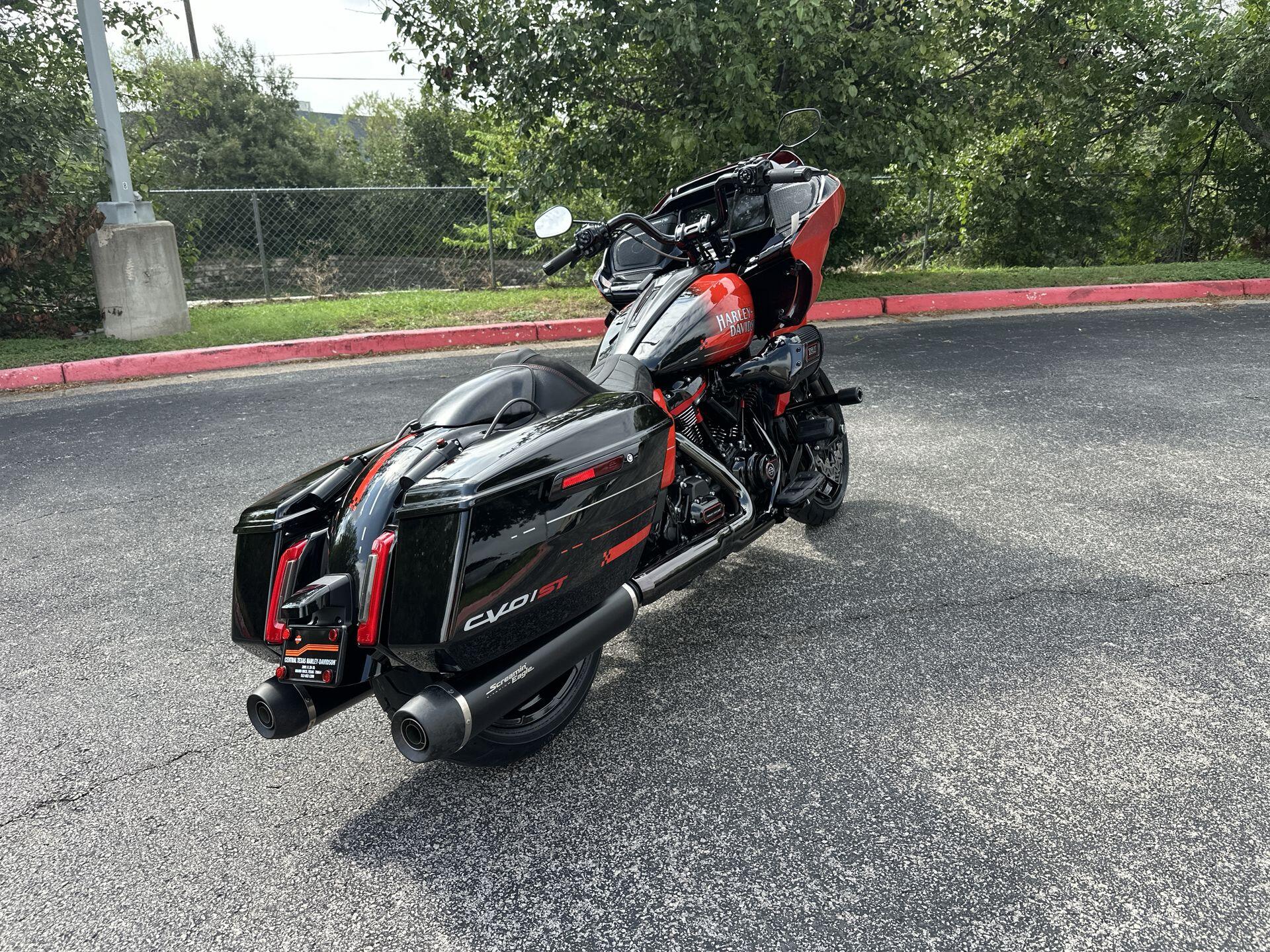 2026 Harley-Davidson® CVO Road Glide ST FLTRXSTSE, photo 10