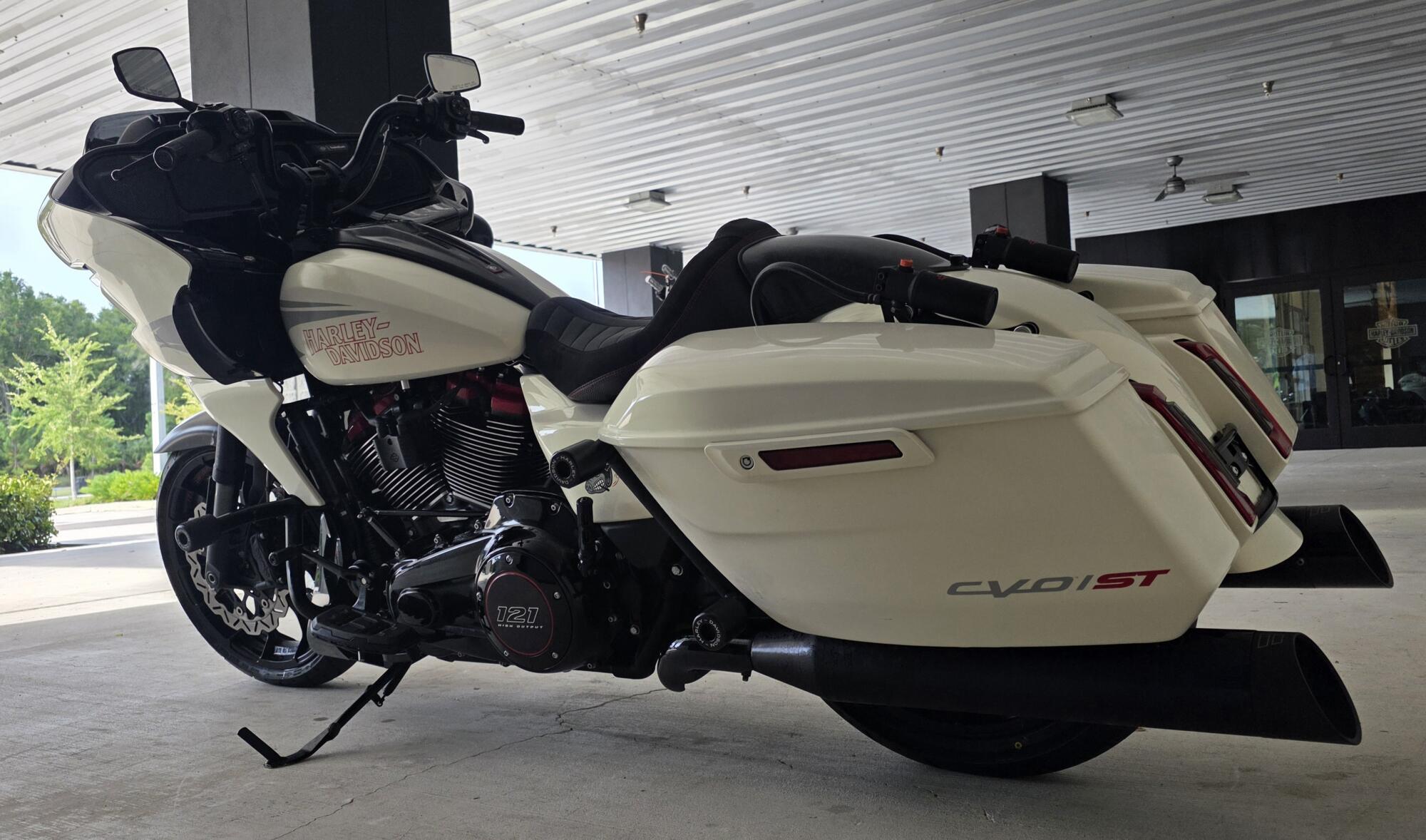 2024 Harley-Davidson® CVO™ Road Glide® ST Golden White Pearl, photo 9
