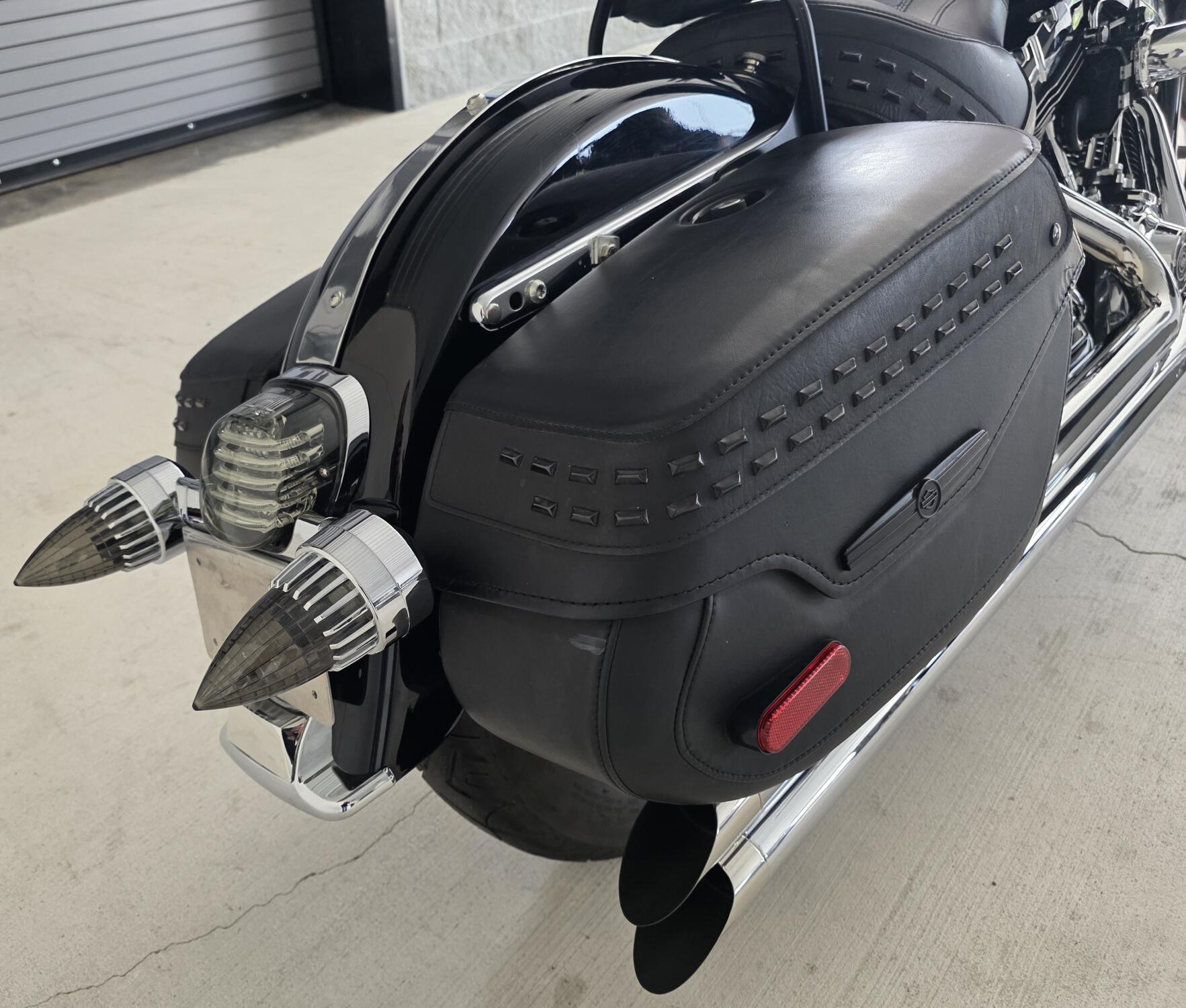 2017 Harley-Davidson® Heritage Softail® Classic Vivid Black, photo 10