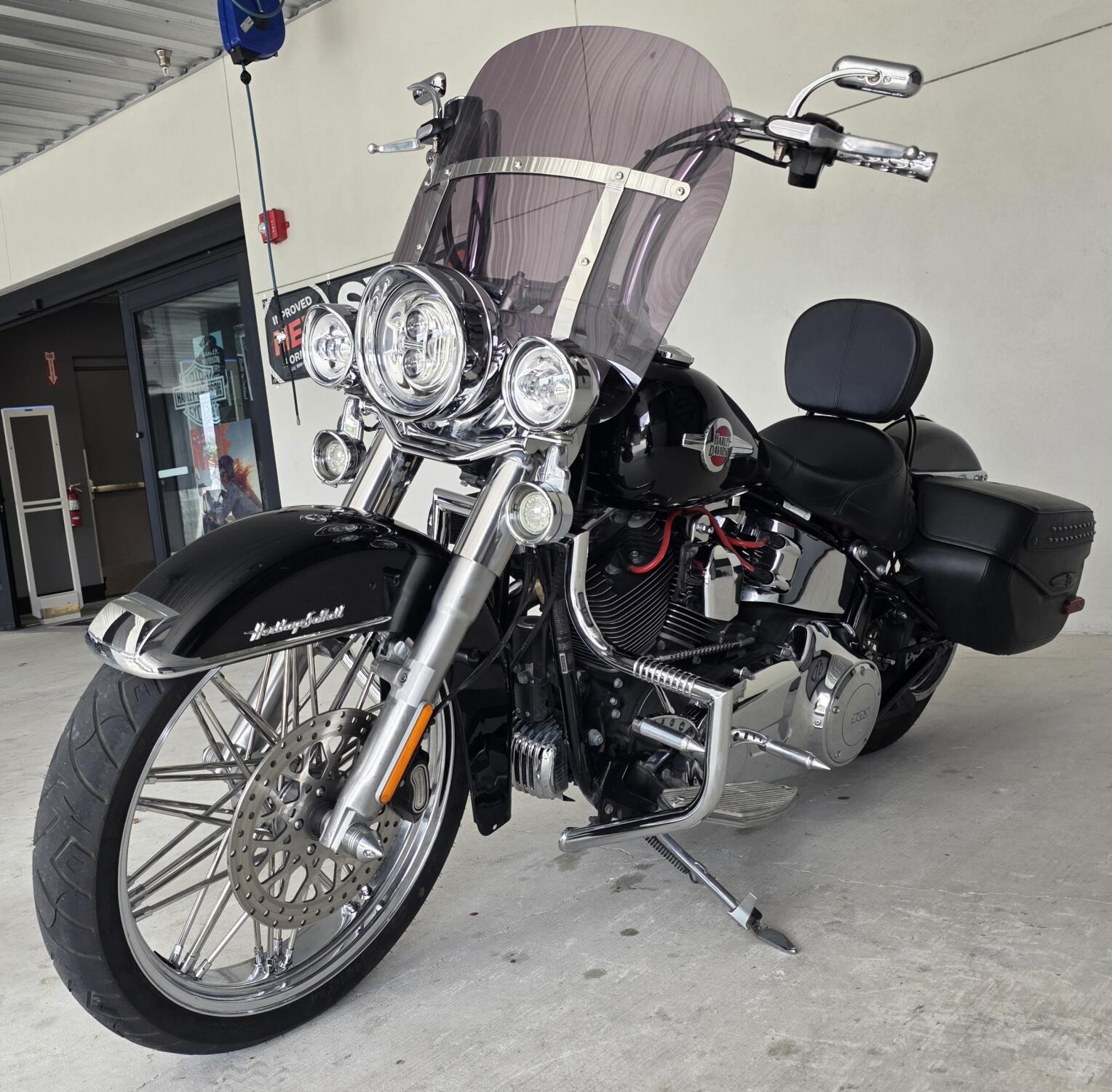 2017 Harley-Davidson® Heritage Softail® Classic Vivid Black, photo 12