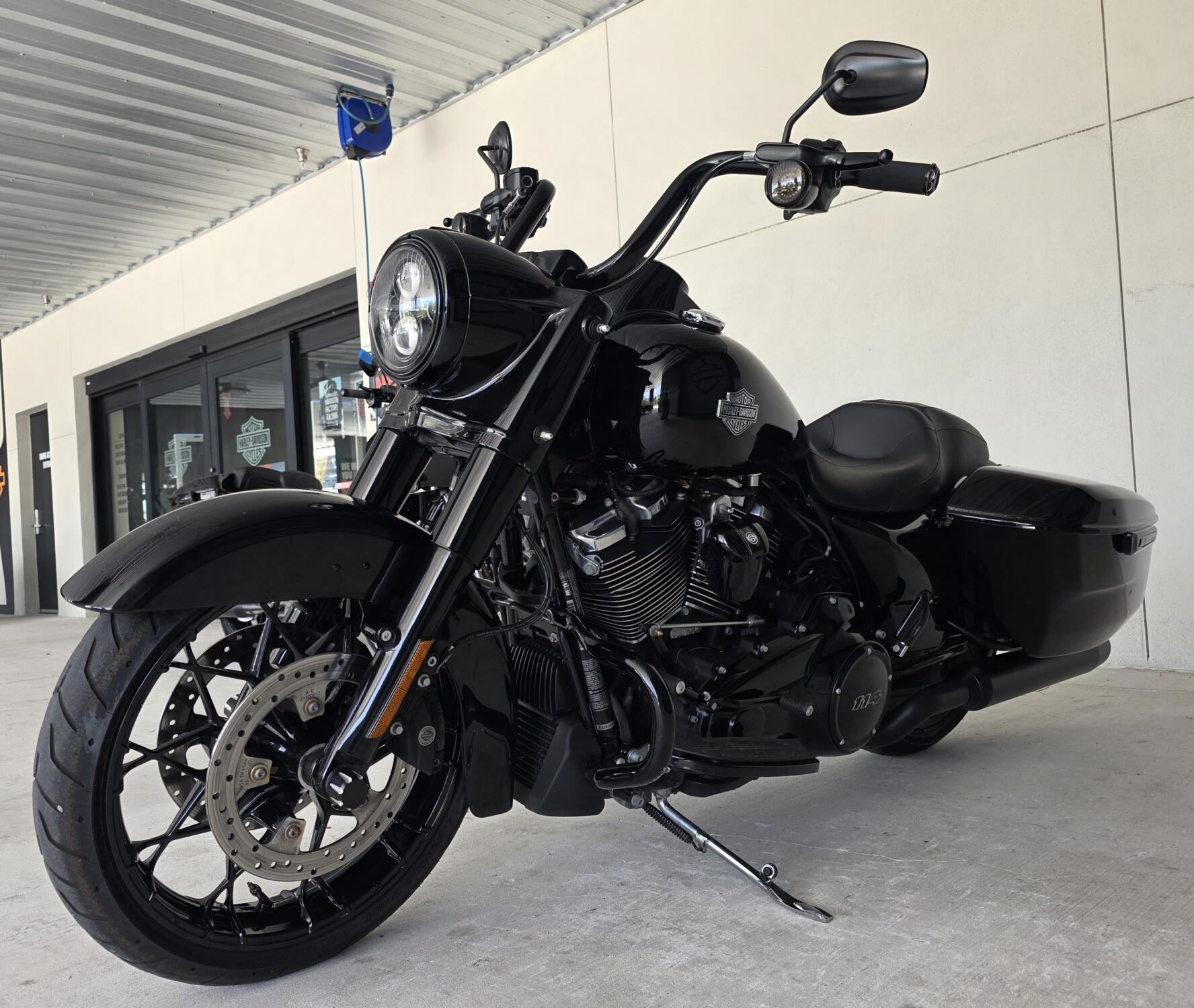 2024 Harley-Davidson® Road King® Special Vivid Black, photo 11