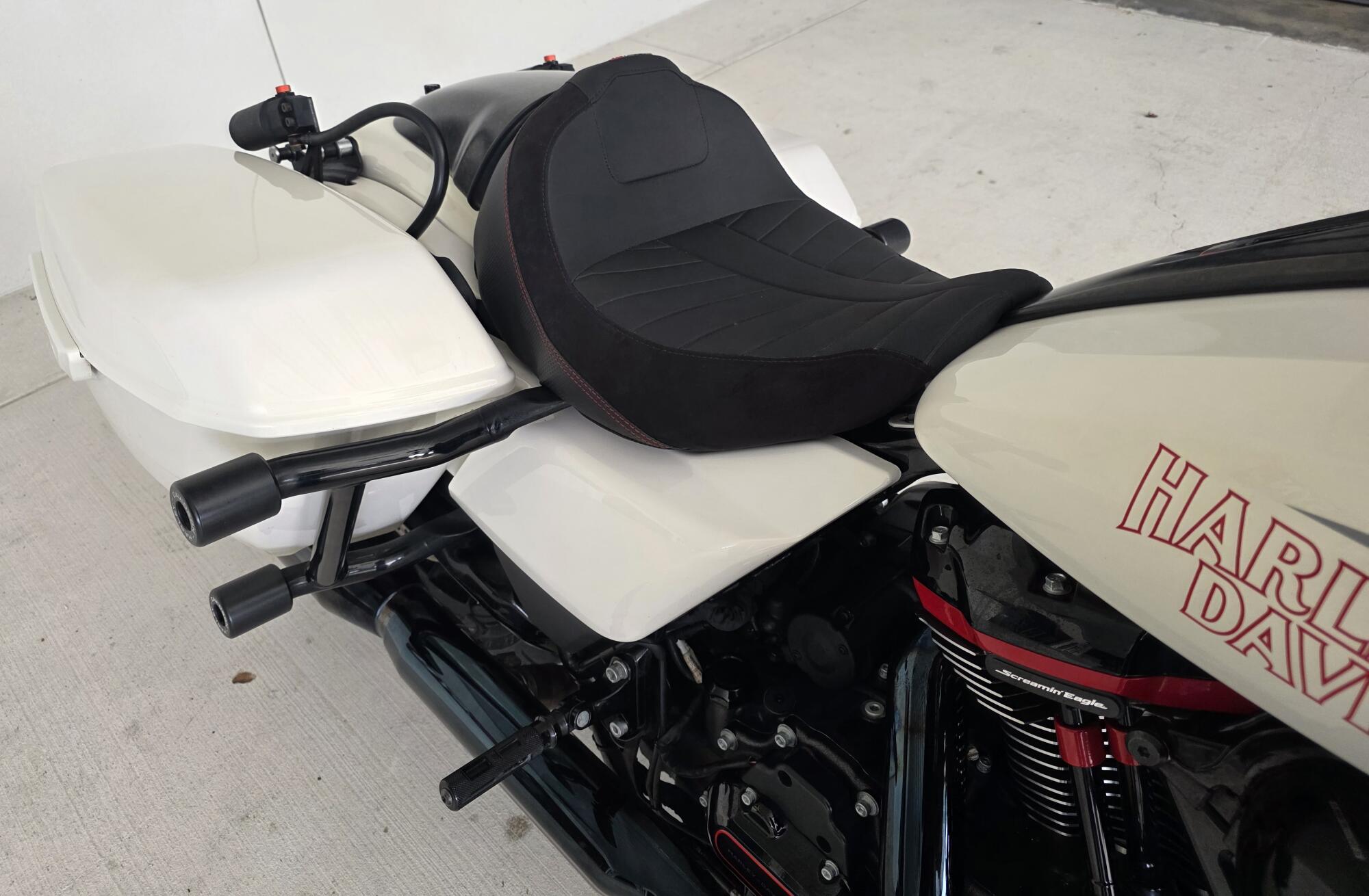 2024 Harley-Davidson® CVO™ Road Glide® ST Golden White Pearl, photo 6