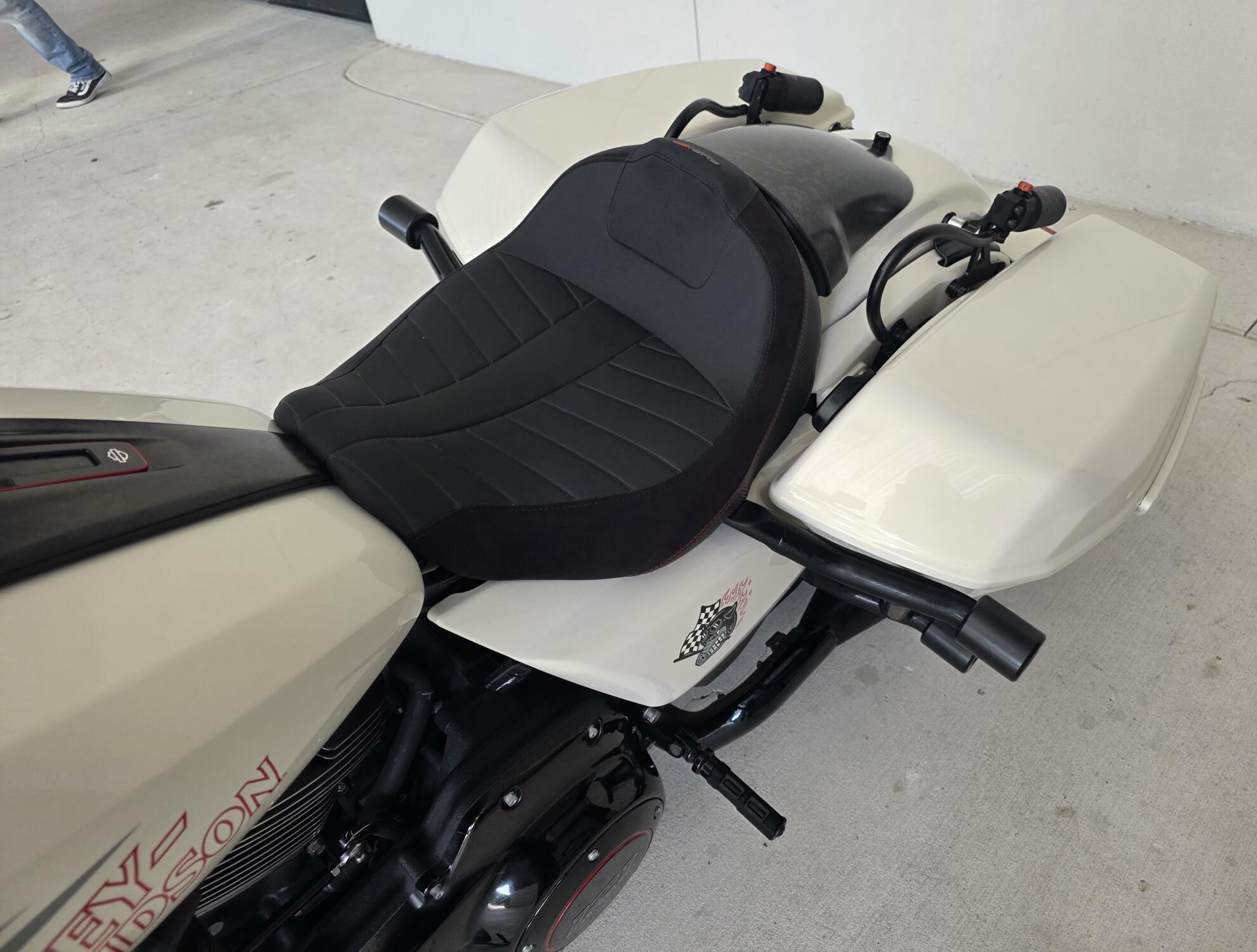 2024 Harley-Davidson® CVO™ Road Glide® ST Golden White Pearl, photo 11