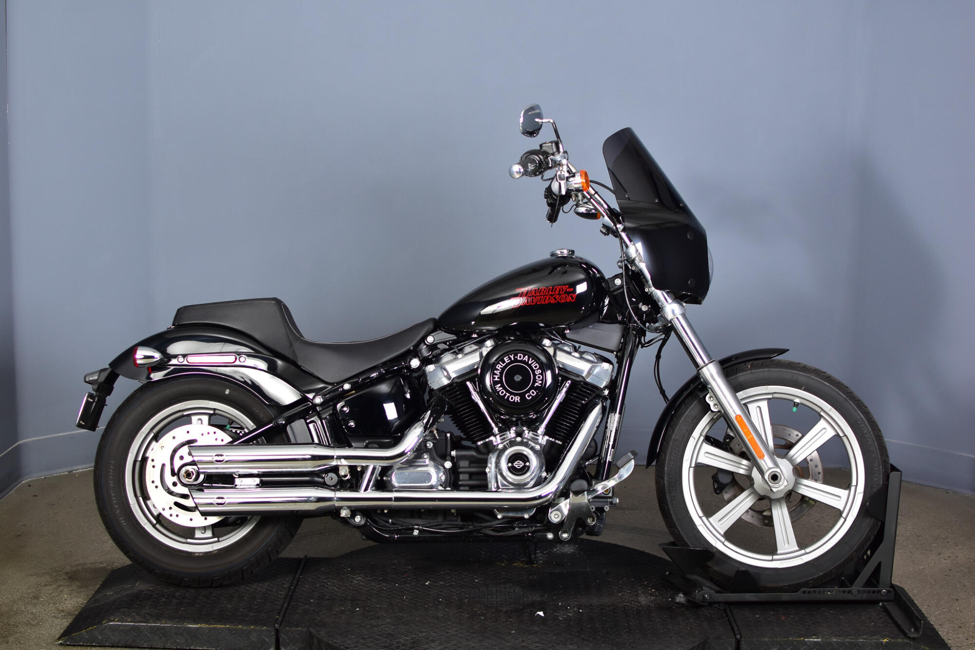 2023 Harley-Davidson® Softail® Standard Vivid Black | Desert Wind