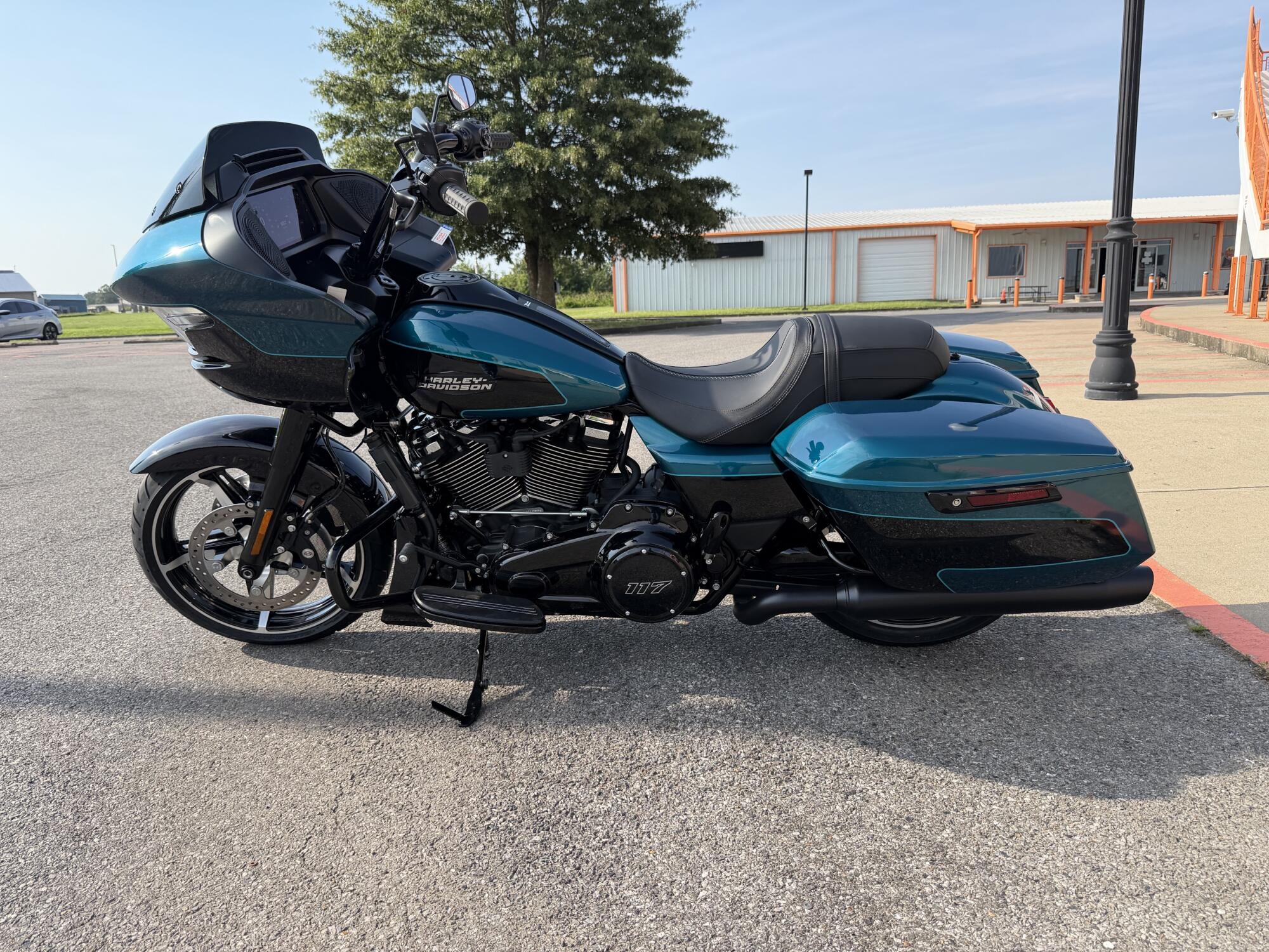 2026 Harley-Davidson® Road Glide™ Teal Thunder / Vivid Black Black Trim, photo 7