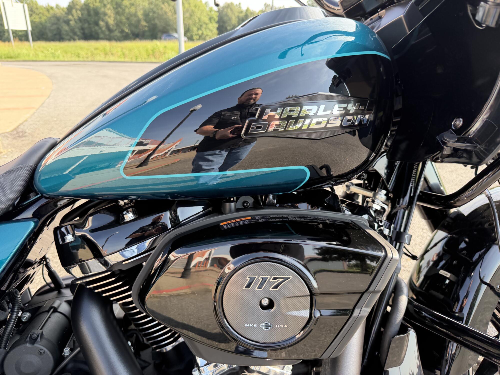 2026 Harley-Davidson® Road Glide™ Teal Thunder / Vivid Black Black Trim, photo 4