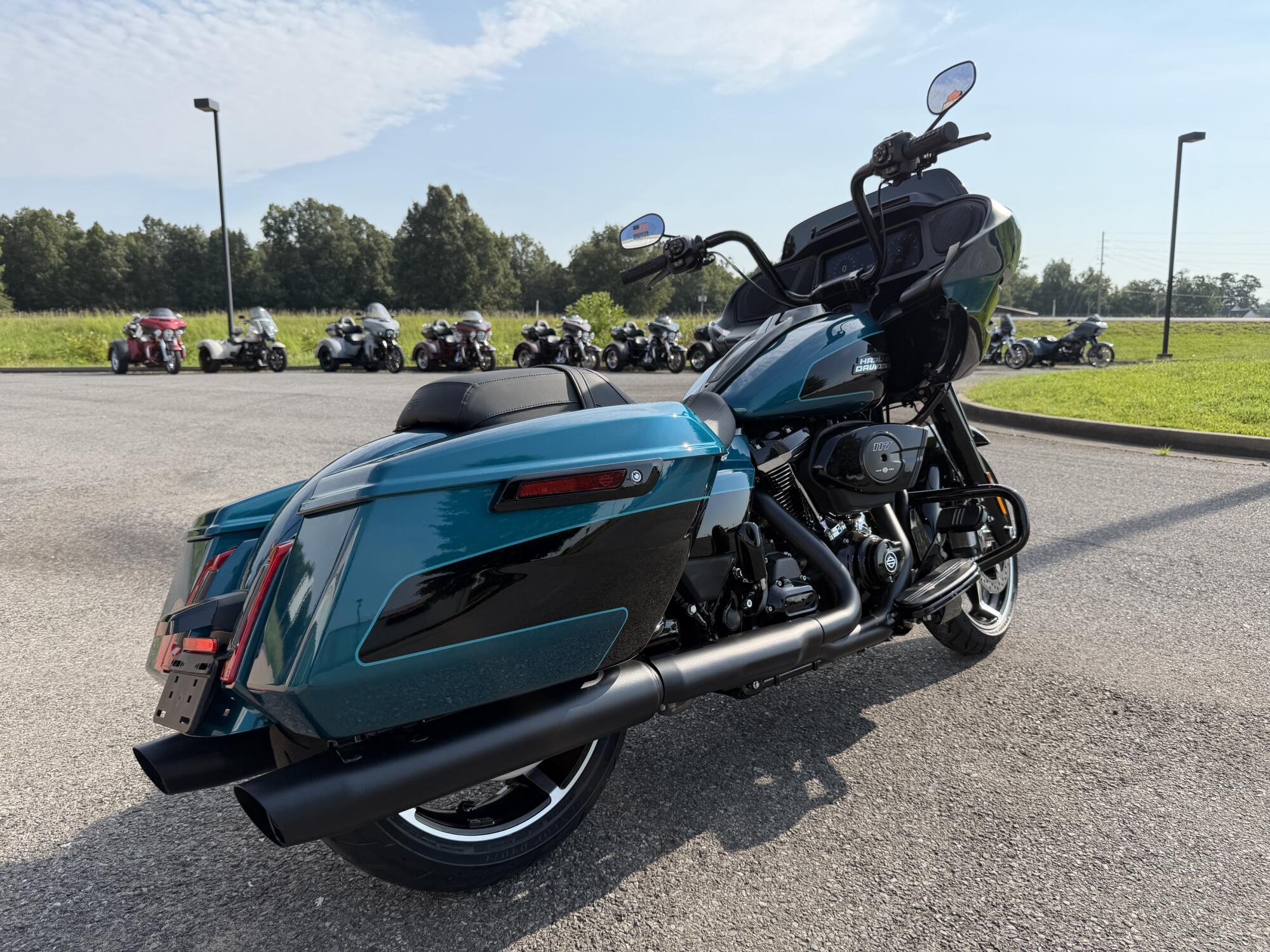 2026 Harley-Davidson® Road Glide™ Teal Thunder / Vivid Black Black Trim, photo 3