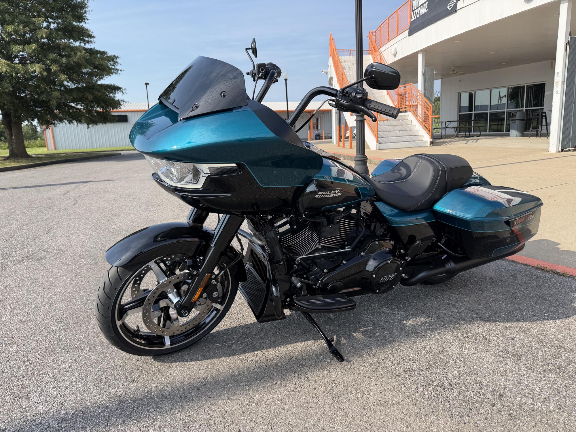 2026 Harley-Davidson® Road Glide™ Teal Thunder / Vivid Black Black Trim, photo 6