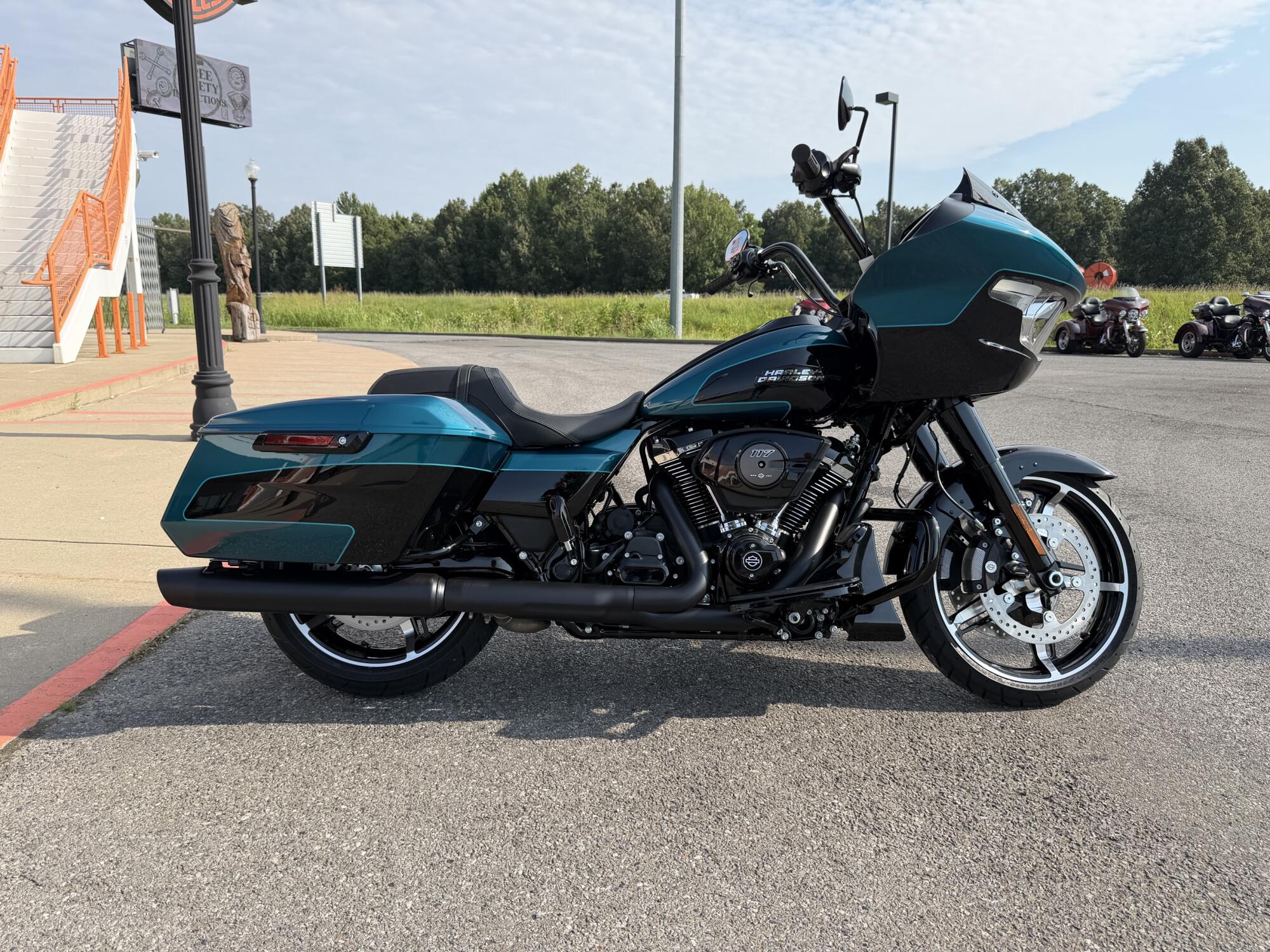 2026 Harley-Davidson® Road Glide™ Teal Thunder / Vivid Black Black Trim, photo 2