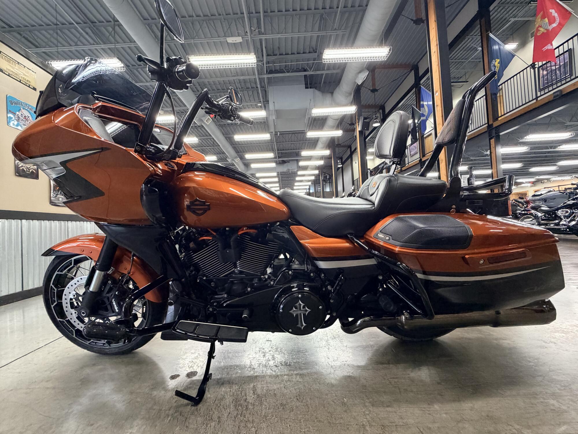 2023 Harley-Davidson® CVO™ Road Glide™ FLTRXSE, photo 10