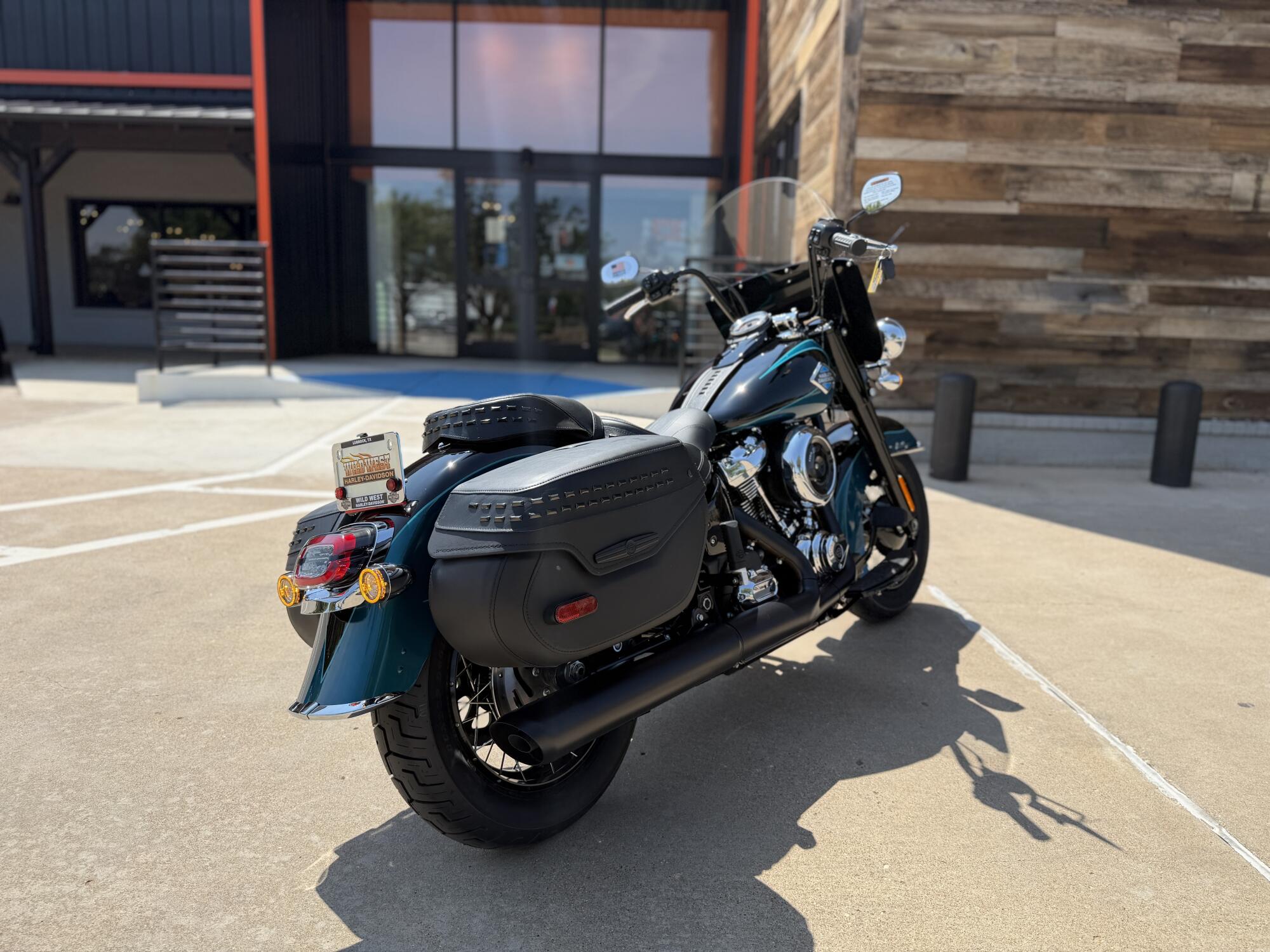 2026 Harley-Davidson® Heritage Classic Teal Thunder / Vivid Black Black Laced Wheels, photo 8