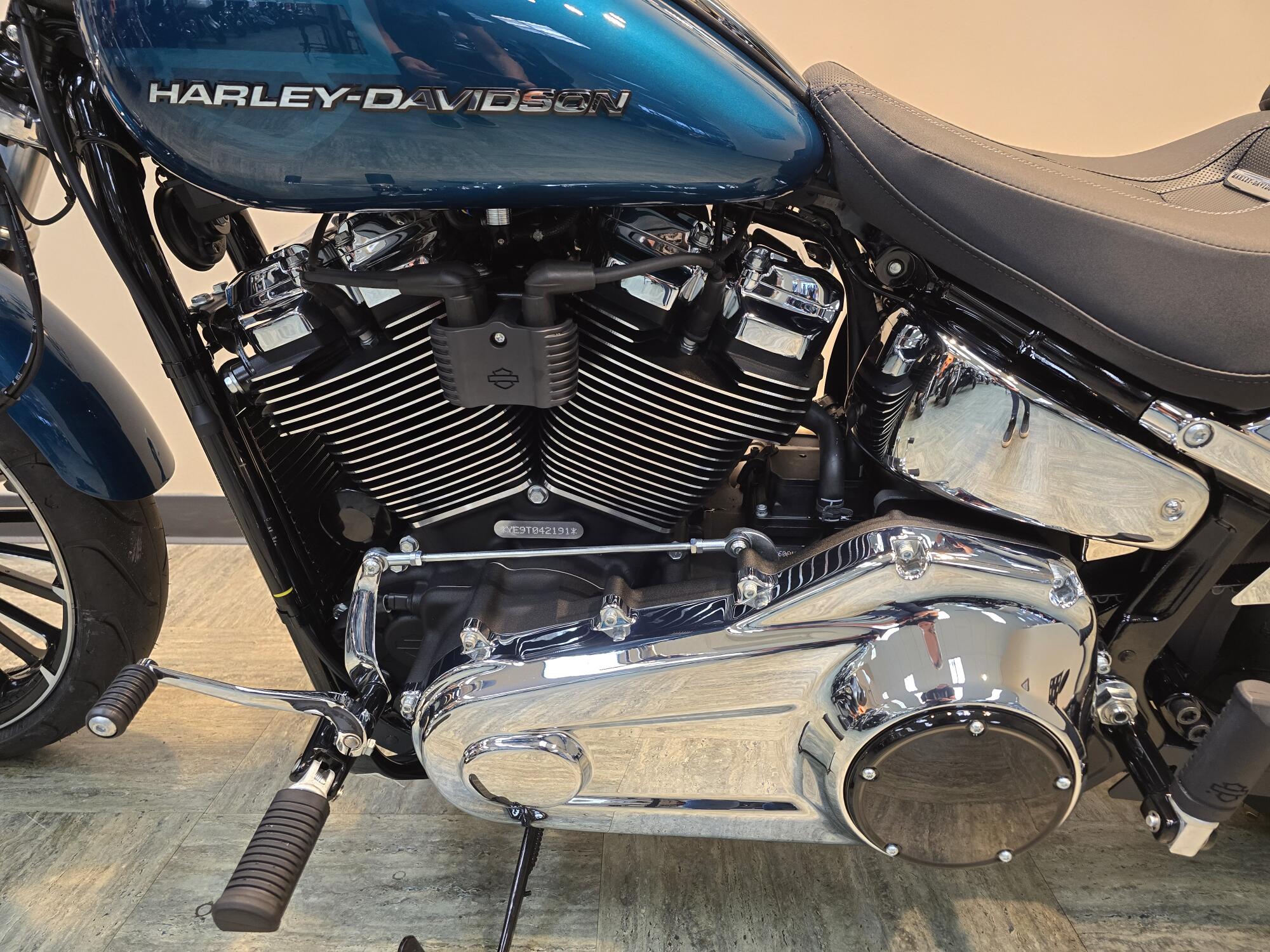 2026 Harley-Davidson® Breakout® Teal Thunder Chrome Trim FXBR, photo 11