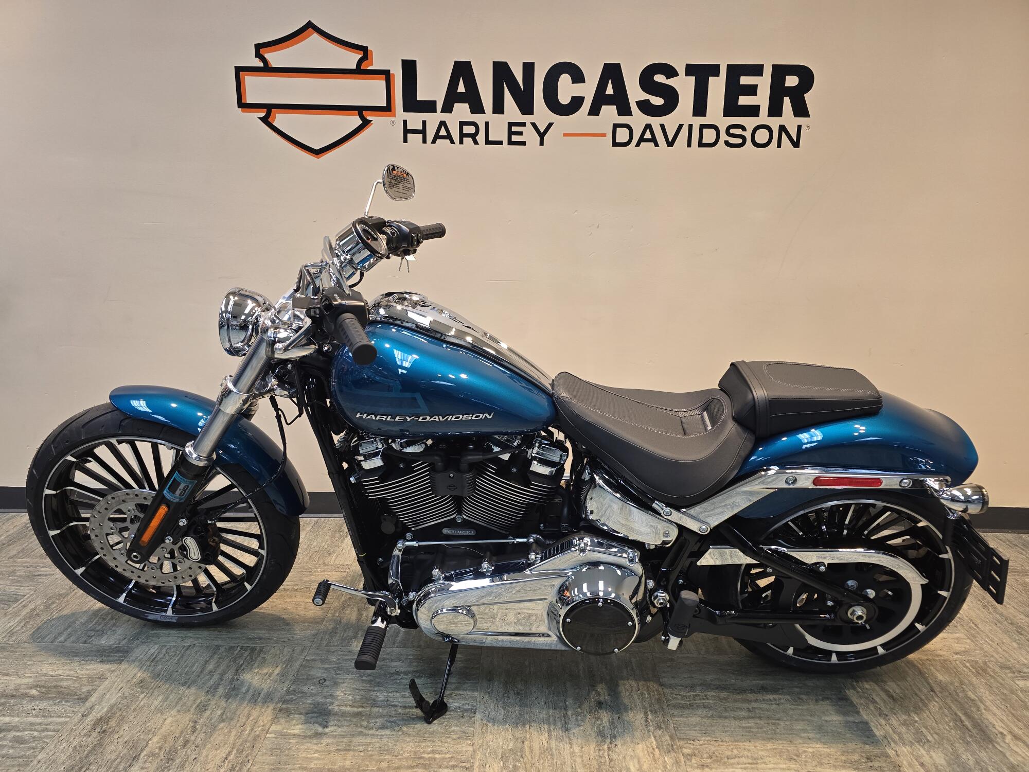 2026 Harley-Davidson® Breakout® Teal Thunder Chrome Trim FXBR, photo 6