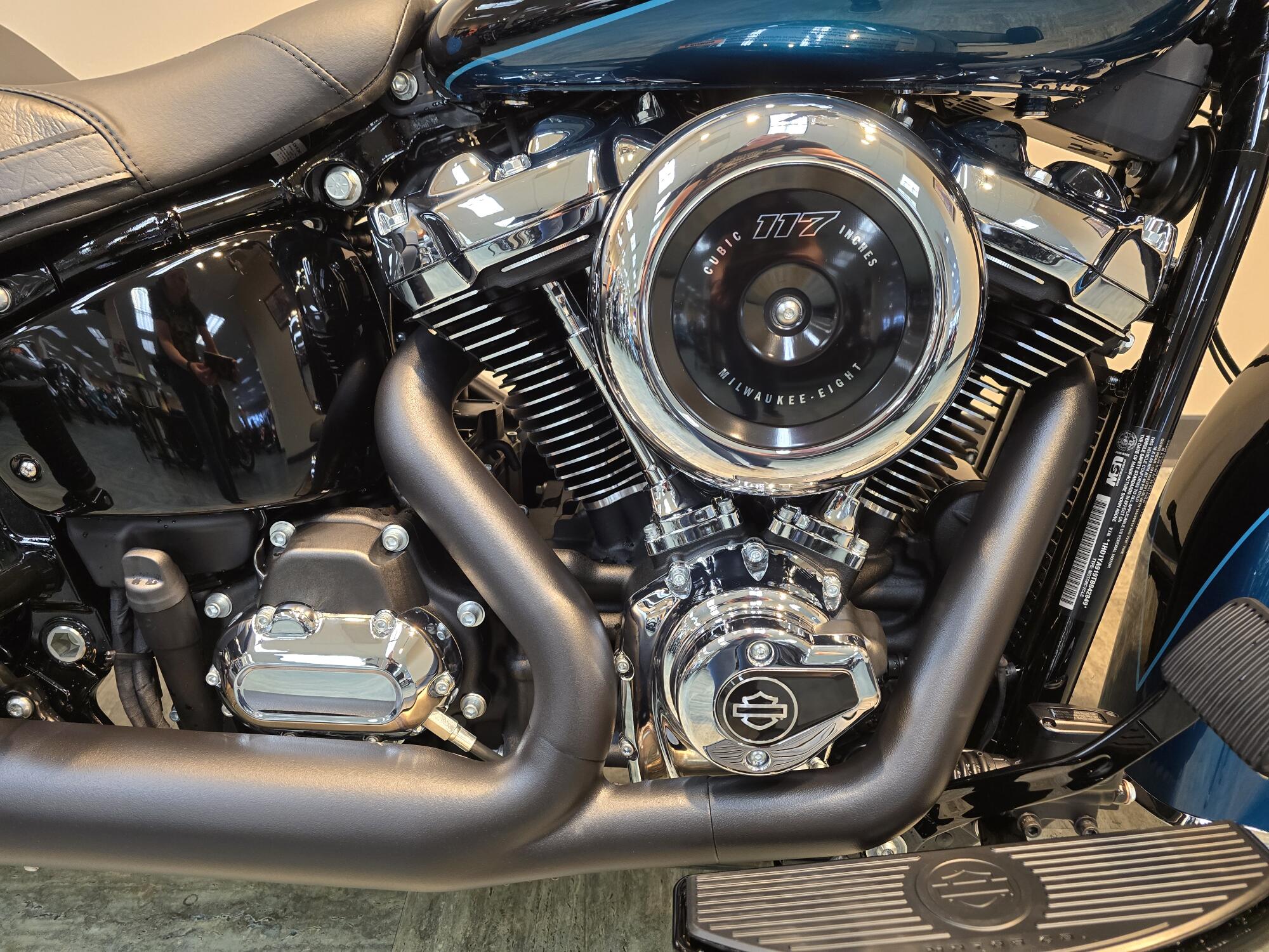 2026 Harley-Davidson® Heritage Classic Teal Thunder / Vivid Black Black Cast Wheels FLHC, photo 10