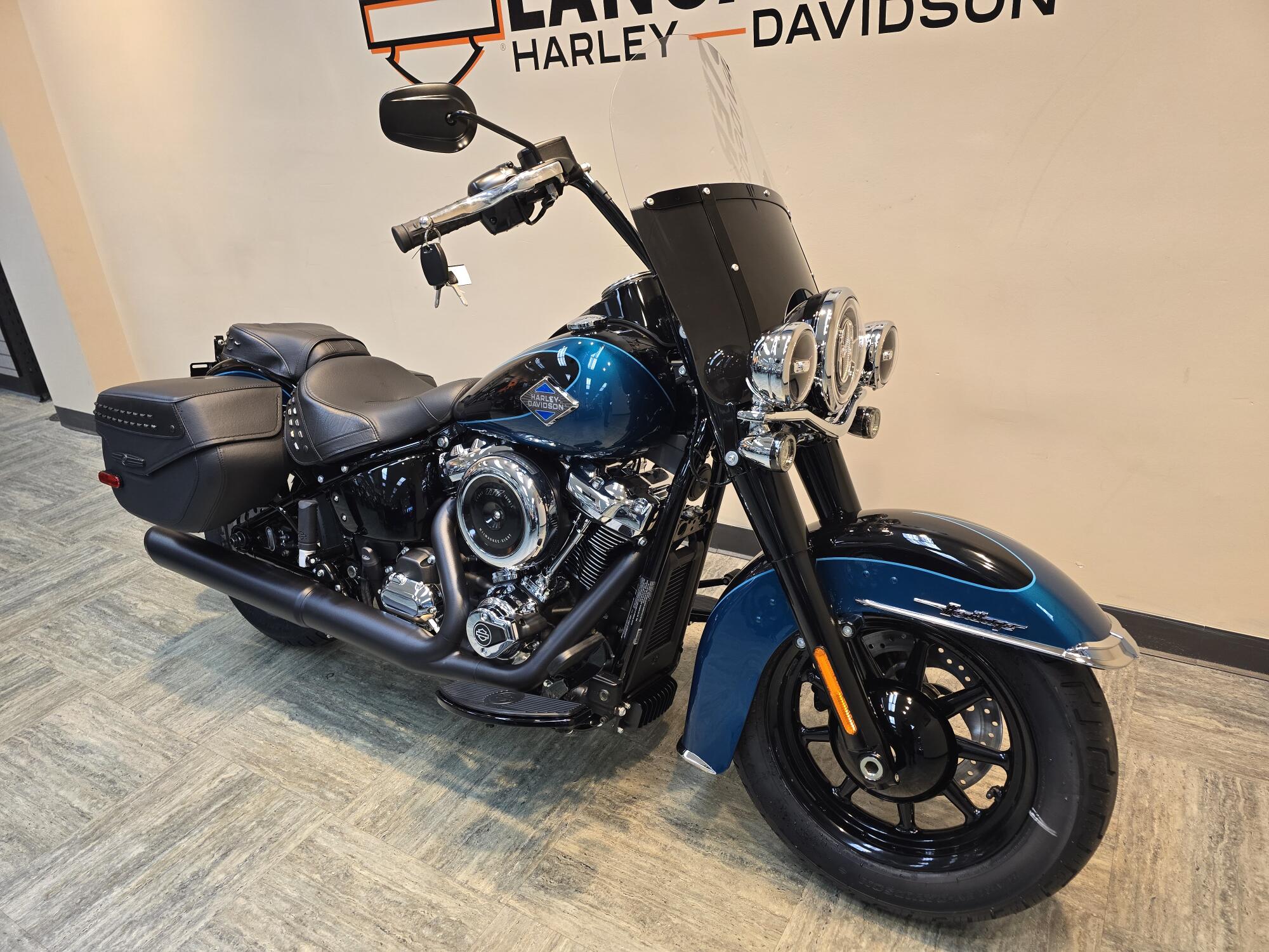 2026 Harley-Davidson® Heritage Classic Teal Thunder / Vivid Black Black Cast Wheels FLHC, photo 9
