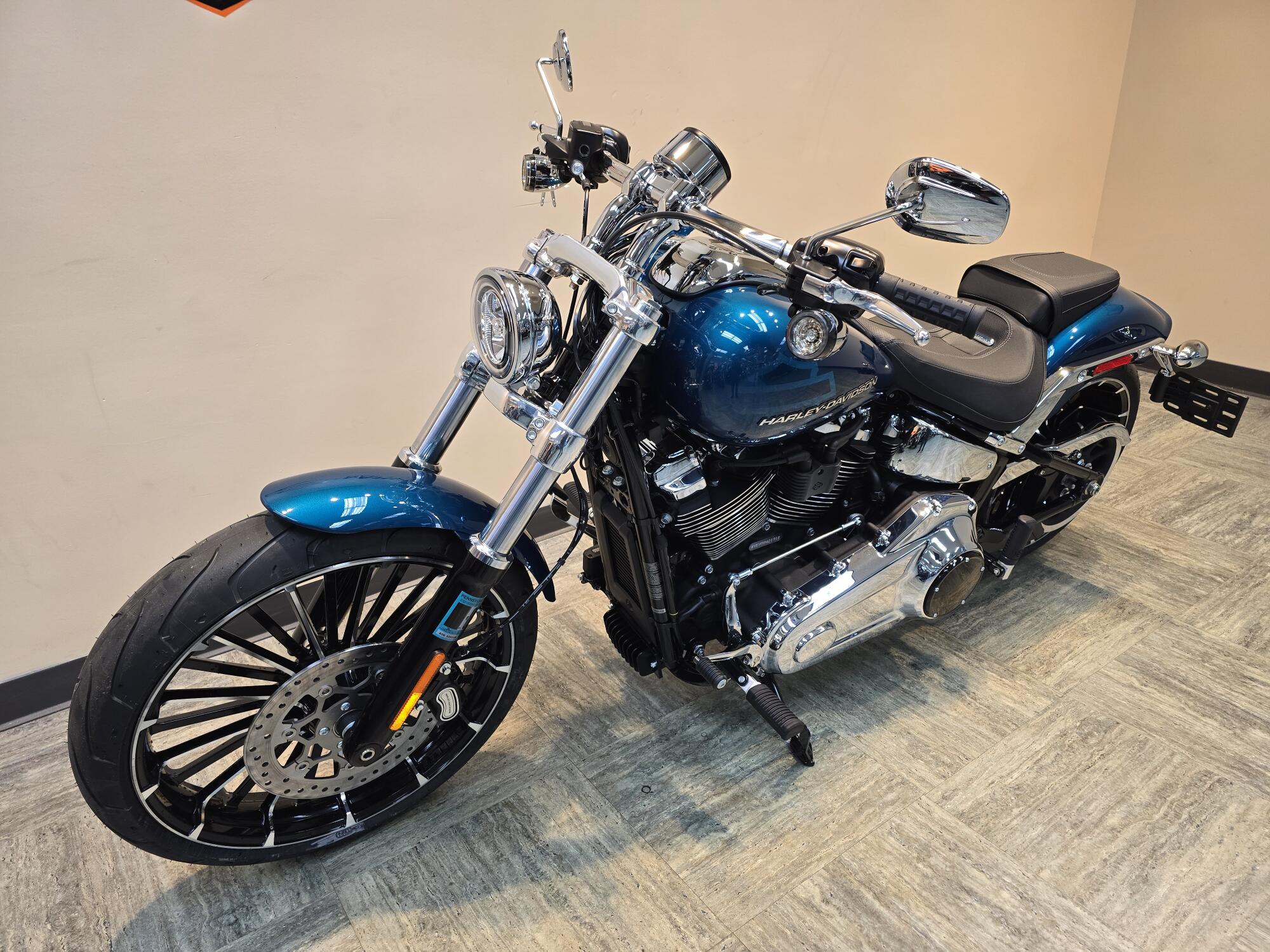 2026 Harley-Davidson® Breakout® Teal Thunder Chrome Trim FXBR, photo 7