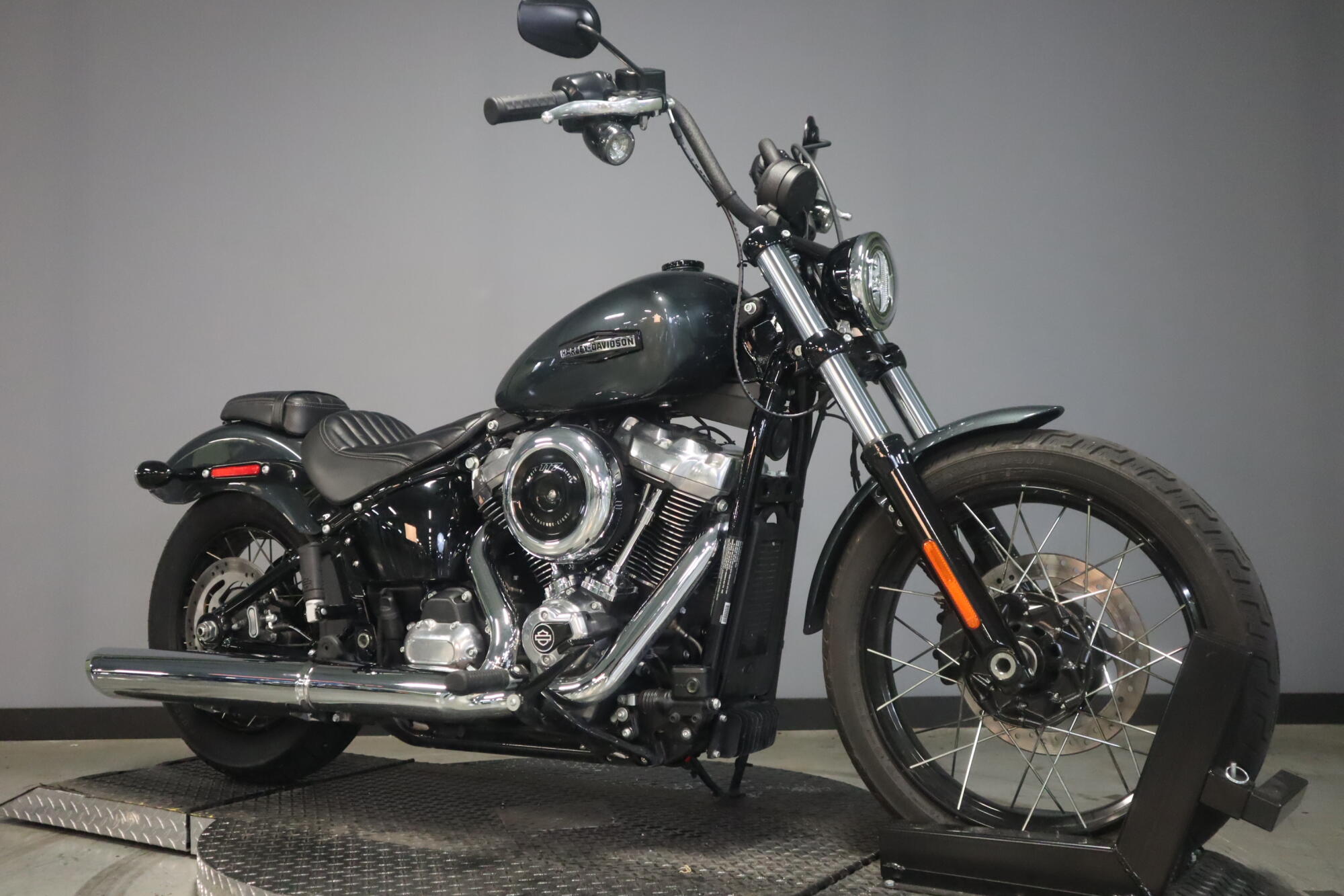 2025 Harley-Davidson® Street Bob® FXBB, photo 2