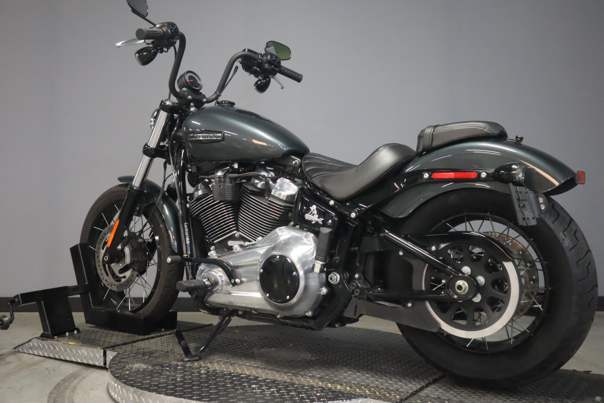 2025 Harley-Davidson® Street Bob® FXBB, photo 6