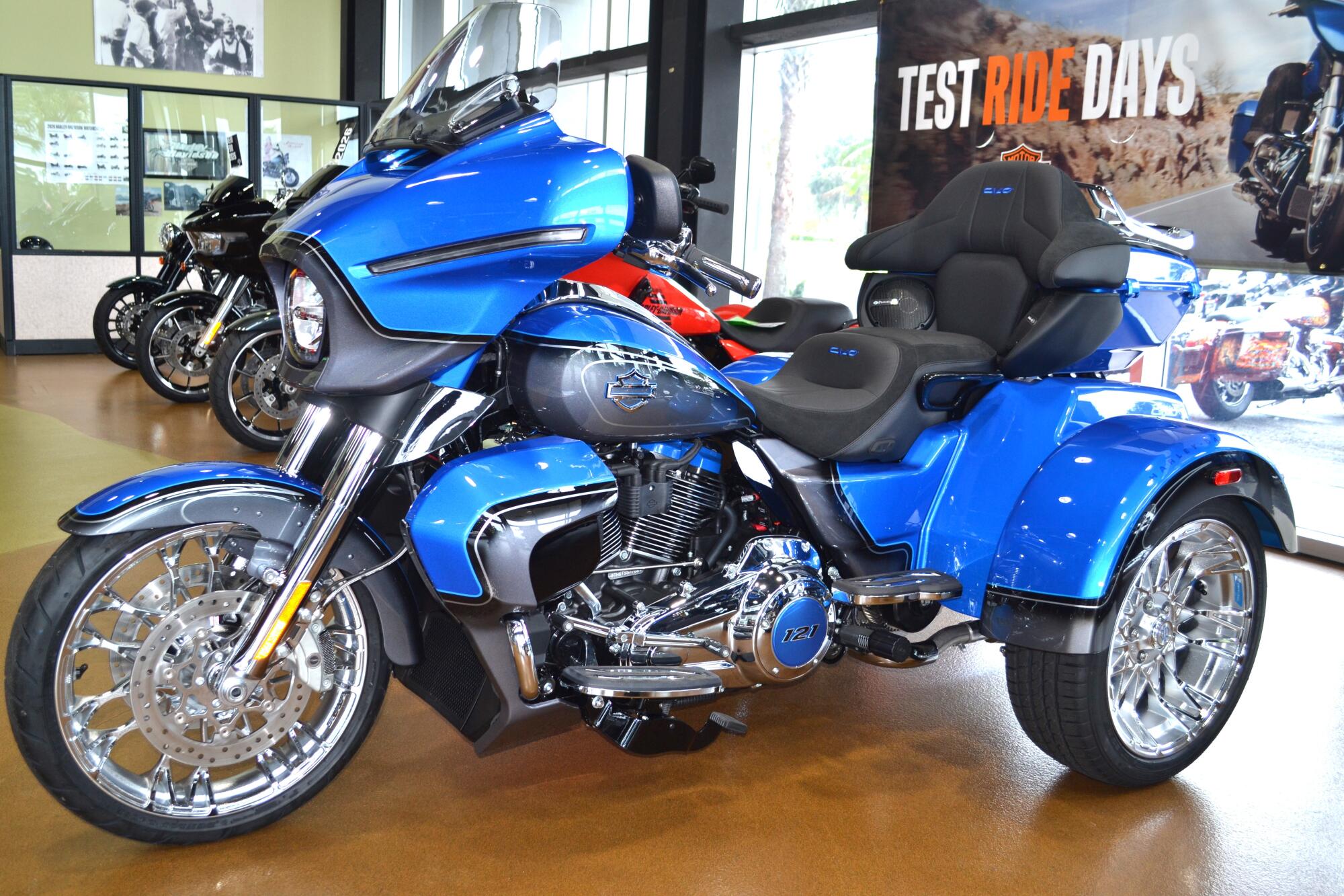 2026 Harley-Davidson® CVO Street Glide 3 Limited Electric Coast - FLHLTSE, photo 11