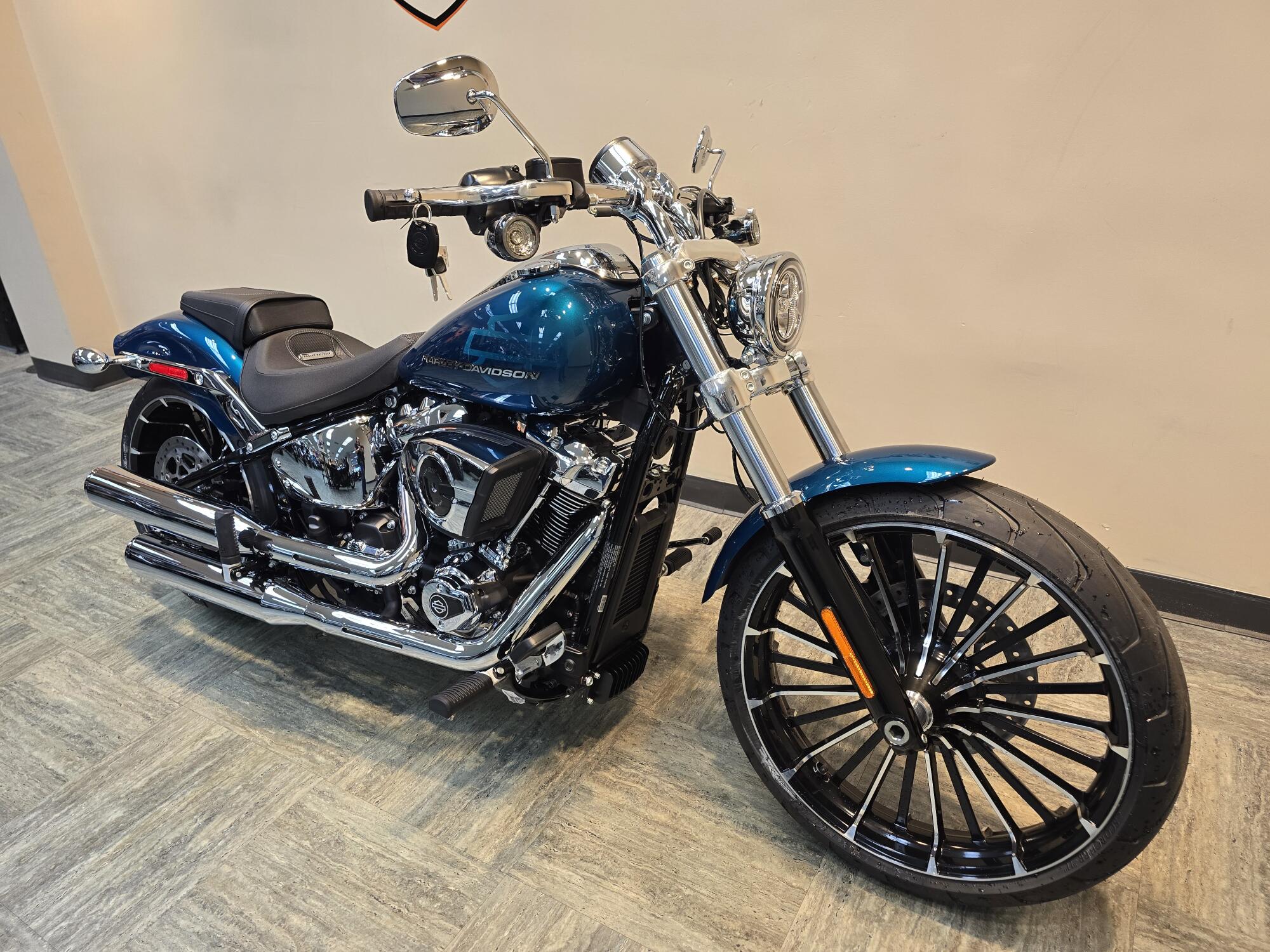 2026 Harley-Davidson® Breakout® Teal Thunder Chrome Trim FXBR, photo 9