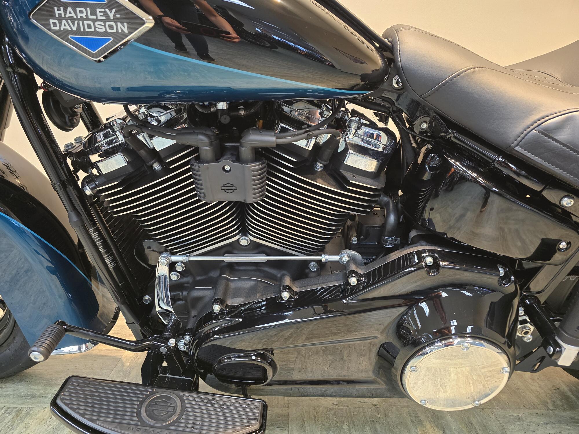 2026 Harley-Davidson® Heritage Classic Teal Thunder / Vivid Black Black Cast Wheels FLHC, photo 11