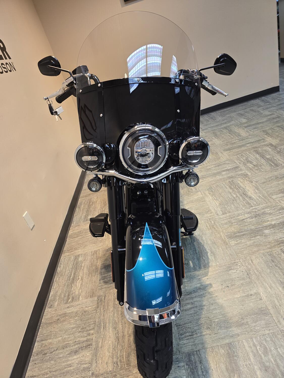 2026 Harley-Davidson® Heritage Classic Teal Thunder / Vivid Black Black Cast Wheels FLHC, photo 8