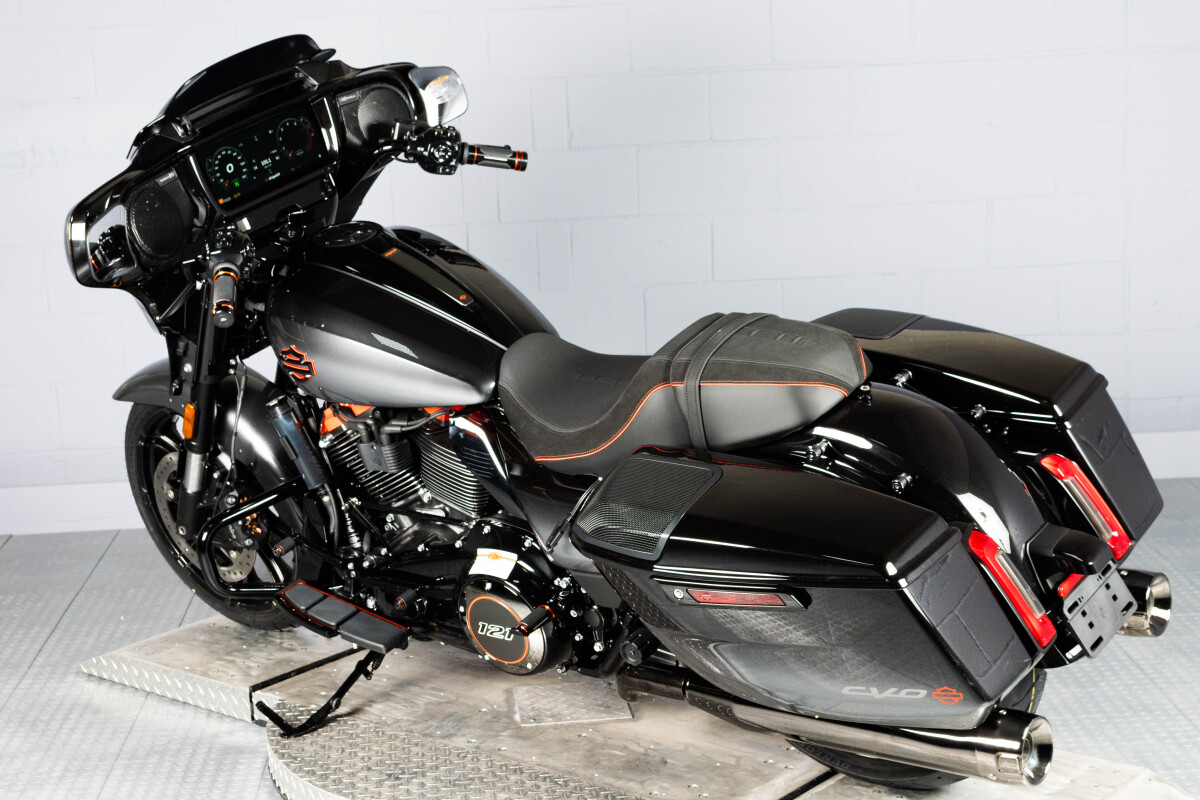 2025 Harley-Davidson® CVO™ Street Glide® FLHXSE, photo 30