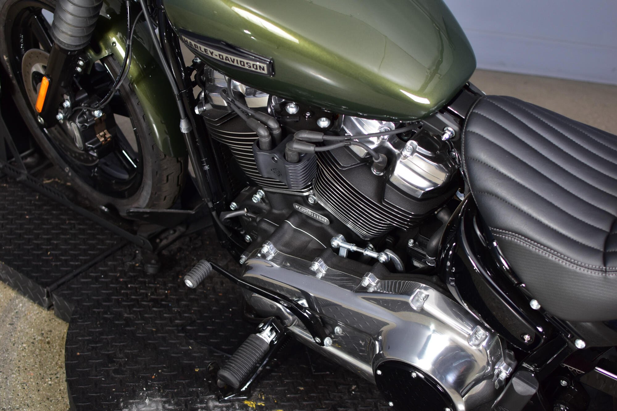 2026 Harley-Davidson® Street Bob® Olive Steel Metallic Chrome Laced Wheels, photo 10